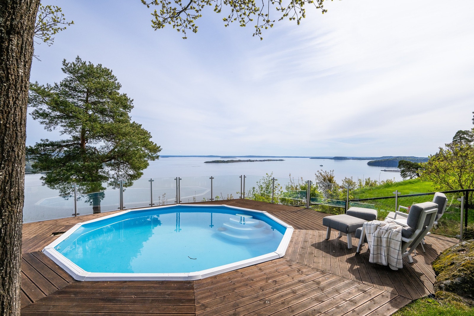 Terrassene måler ca. 105 kvm til sammen, hvor den ene har glassrekkverk og et nedfelt svømmebasseng. Galleribilde