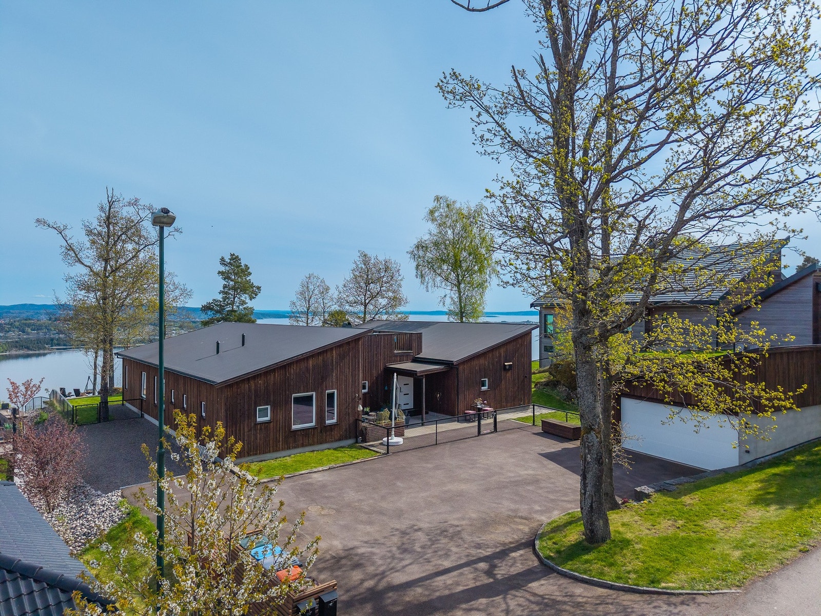 Det lekre familiehjemmet holder en høy standard fra 2016, med vannbåren gulvvarme, generøs takhøyde og integrerte høyttalere. Galleribilde