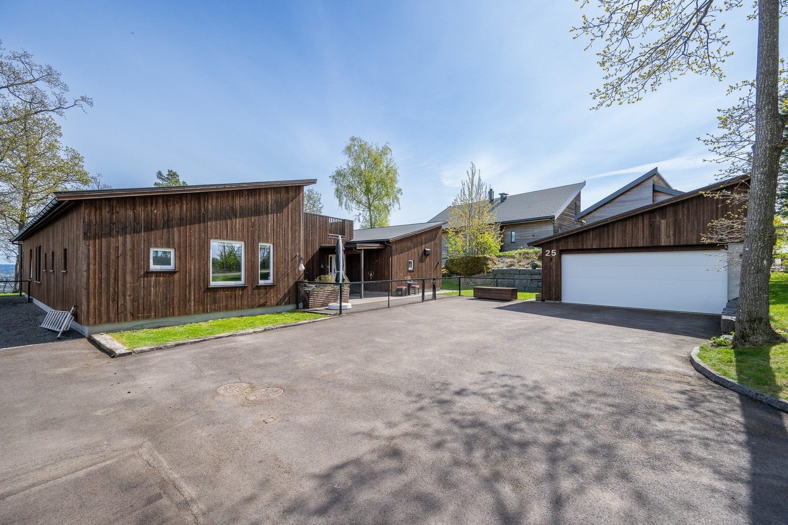 Det er parkering i en dobbelgarasje med sidedører, elektrisk portåpner og et samlet areal på ca. 41 kvm. Tilknyttet sportsbod med god oppbevaring Galleribilde