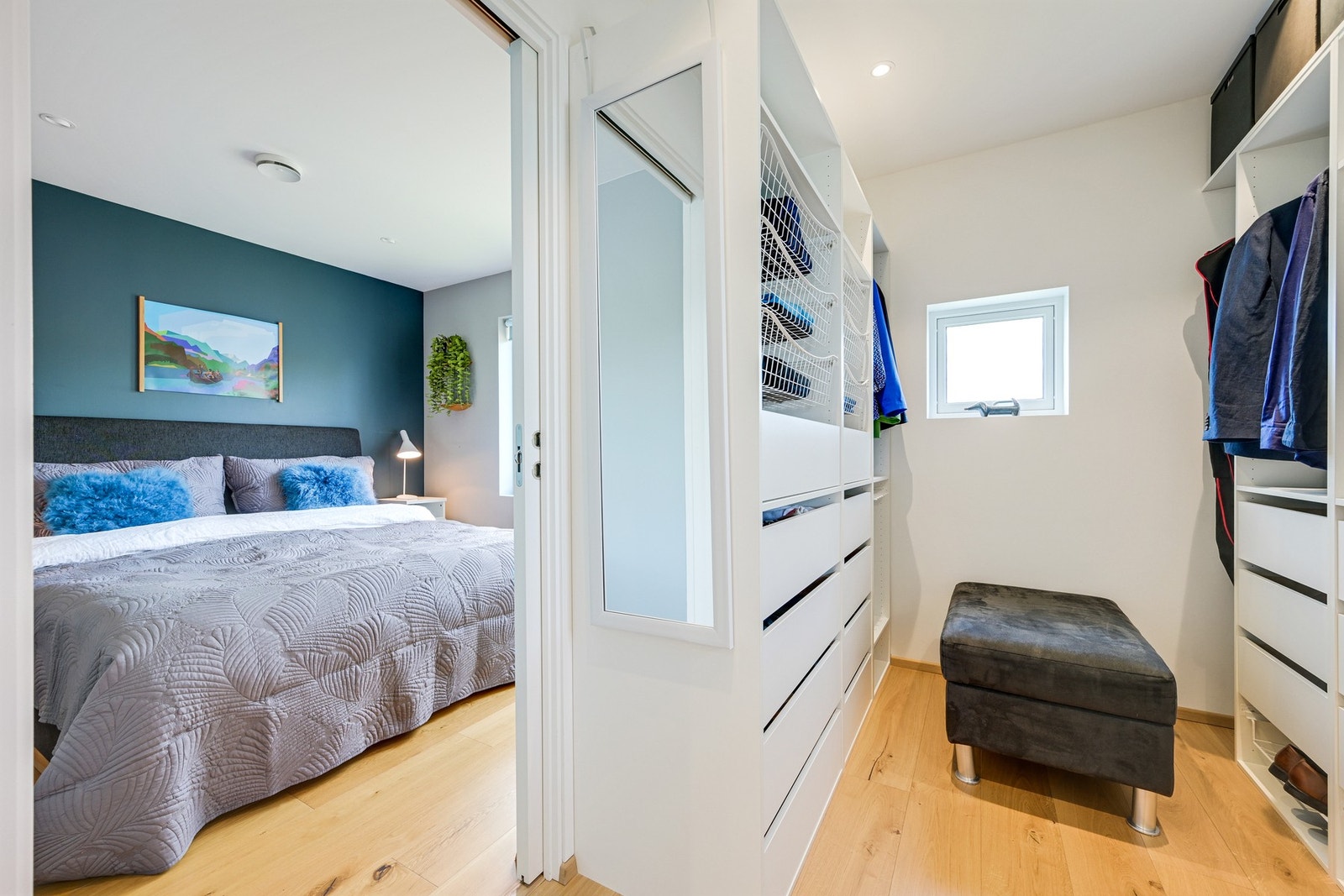 På hovedsoverommet og et av de øvrige soverommene er det et eget walk-in closet, der en hvit innredning har god plass til sko og klesoppheng. Galleribilde