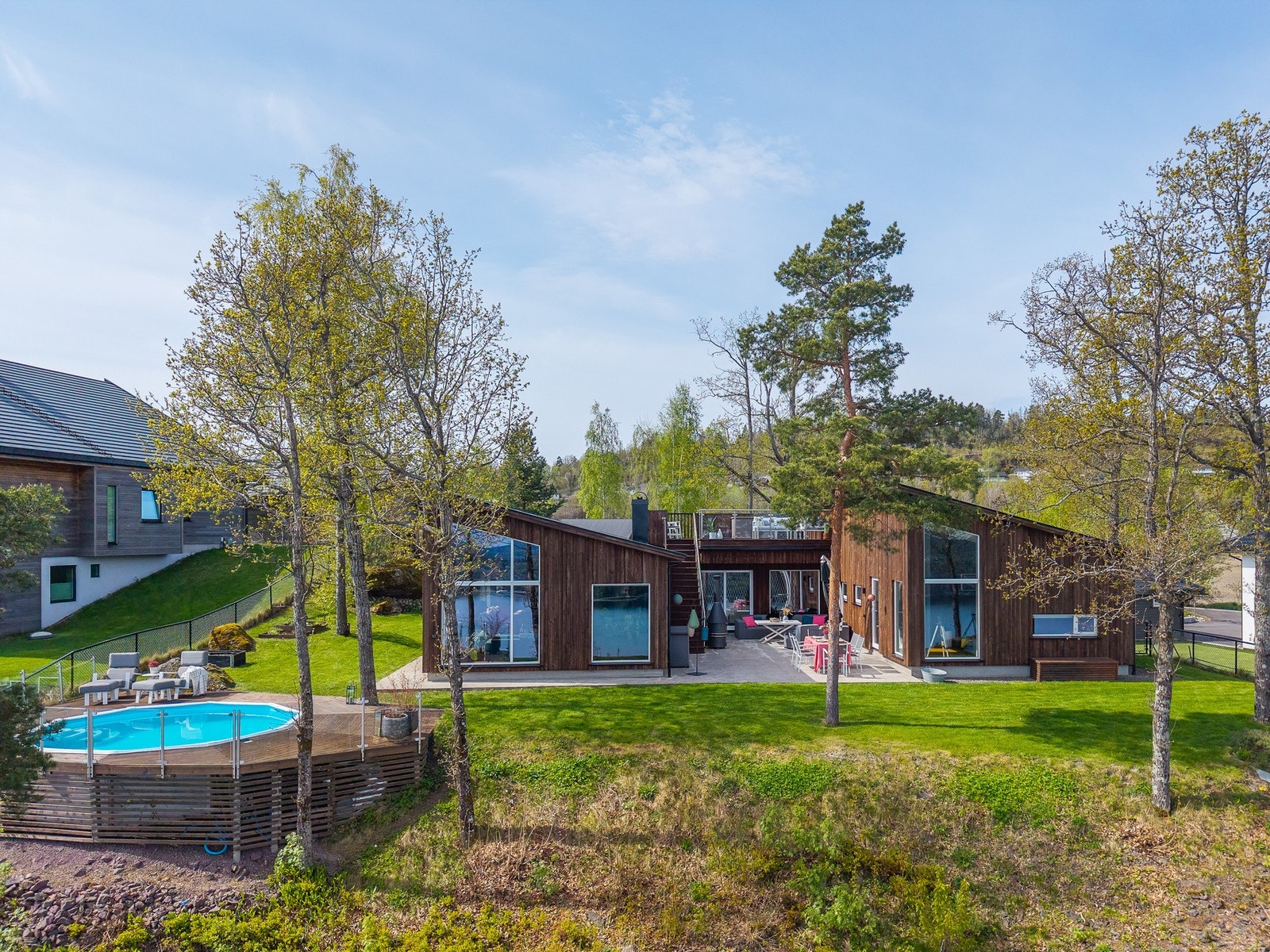 Eneboligen har en luft-til-vann varmepumpe, tilknyttet vannbåren gulvvarme i alle rom. Galleribilde