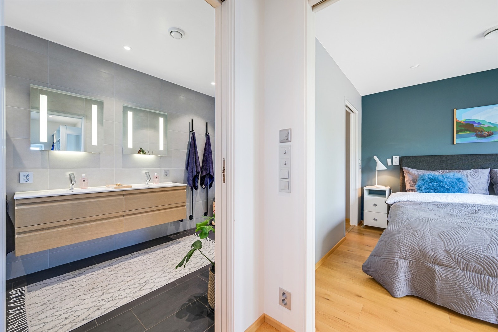 Det største badet ligger i tilknytning til hovedsoverommet, men har også adkomst fra gangen. Galleribilde