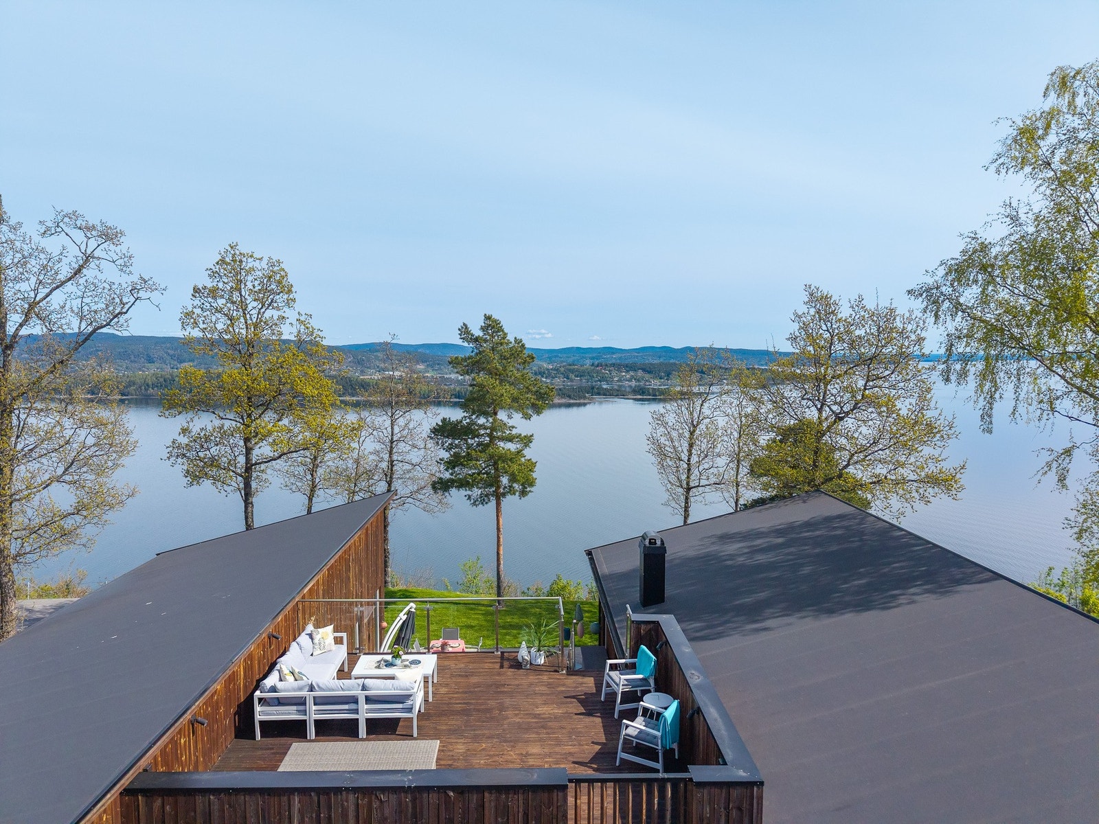 Usjenerte uteplasser inkluderer basseng og takterrasse. Galleribilde
