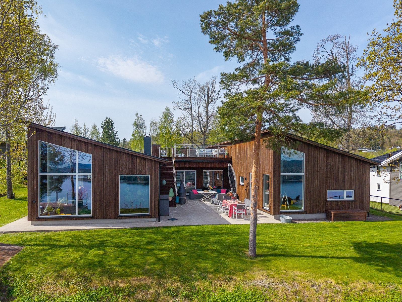Eneboligen ligger i et fredelig og veletablert boligområde på Ramberg med kort vei til tog og gode servicetilbud i sentrum Galleribilde