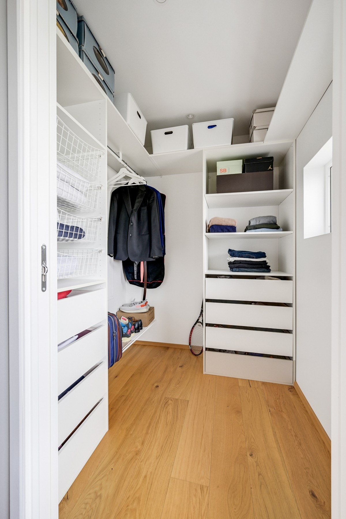 Walk in på soverom to, her er det hyller og stenger, i tillegg til både åpne og lukkede skuffer. Hvit innredning fra Rival Galleribilde