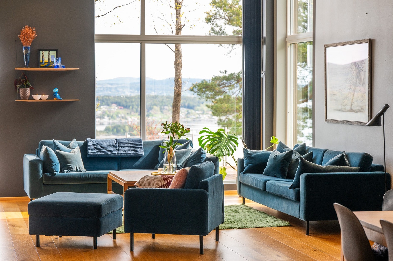 Stuen får mye naturlig lys fra tre sider, og vinduene inkluderer en glassdør til den støpte terrassen i hagen. Galleribilde