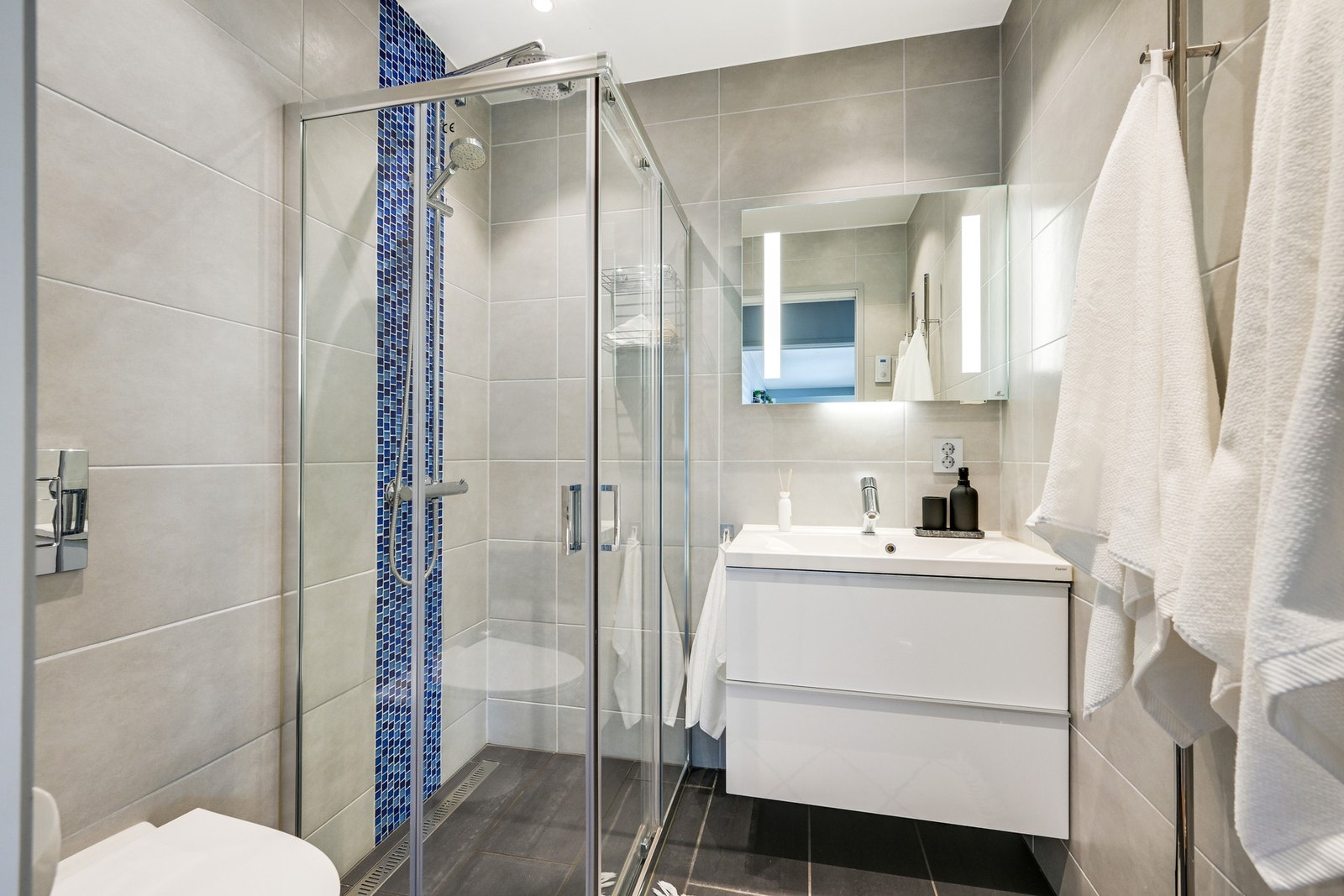 Planløsningen byr på to bad, et ekstra wc-rom og et eget vaskerom for enklere hverdager Galleribilde