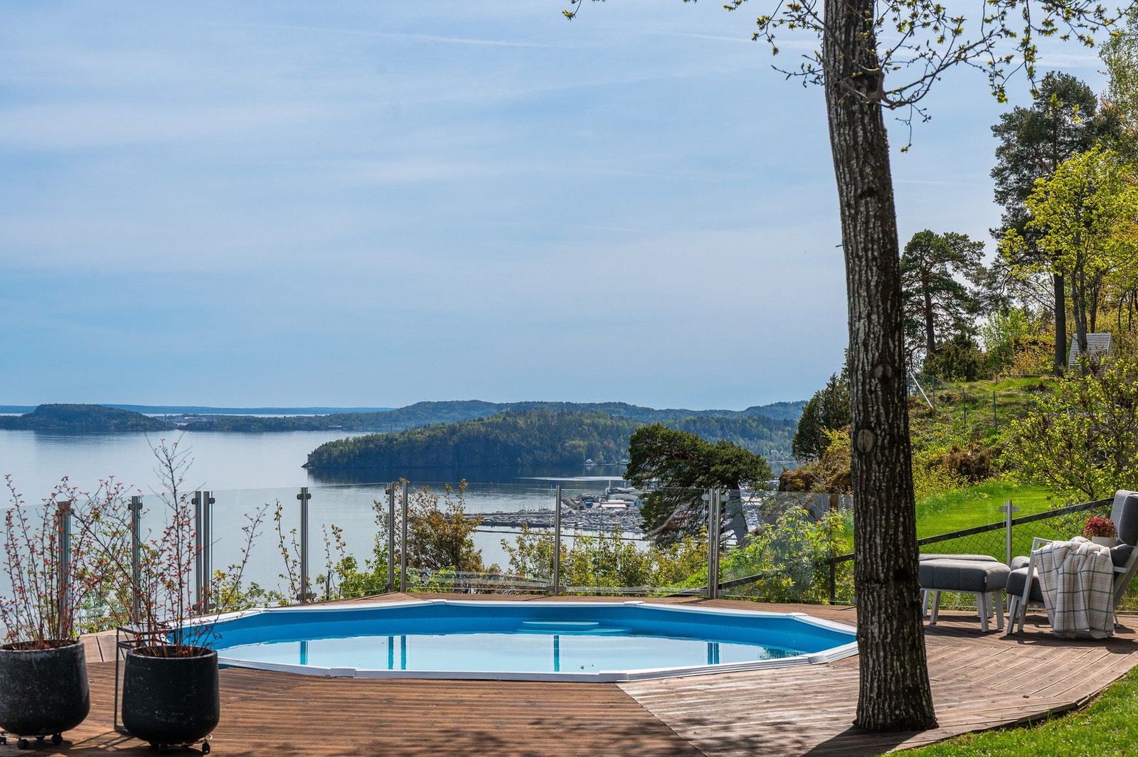 Svømmebasseng på en terrasse med utrolig utsikt Galleribilde