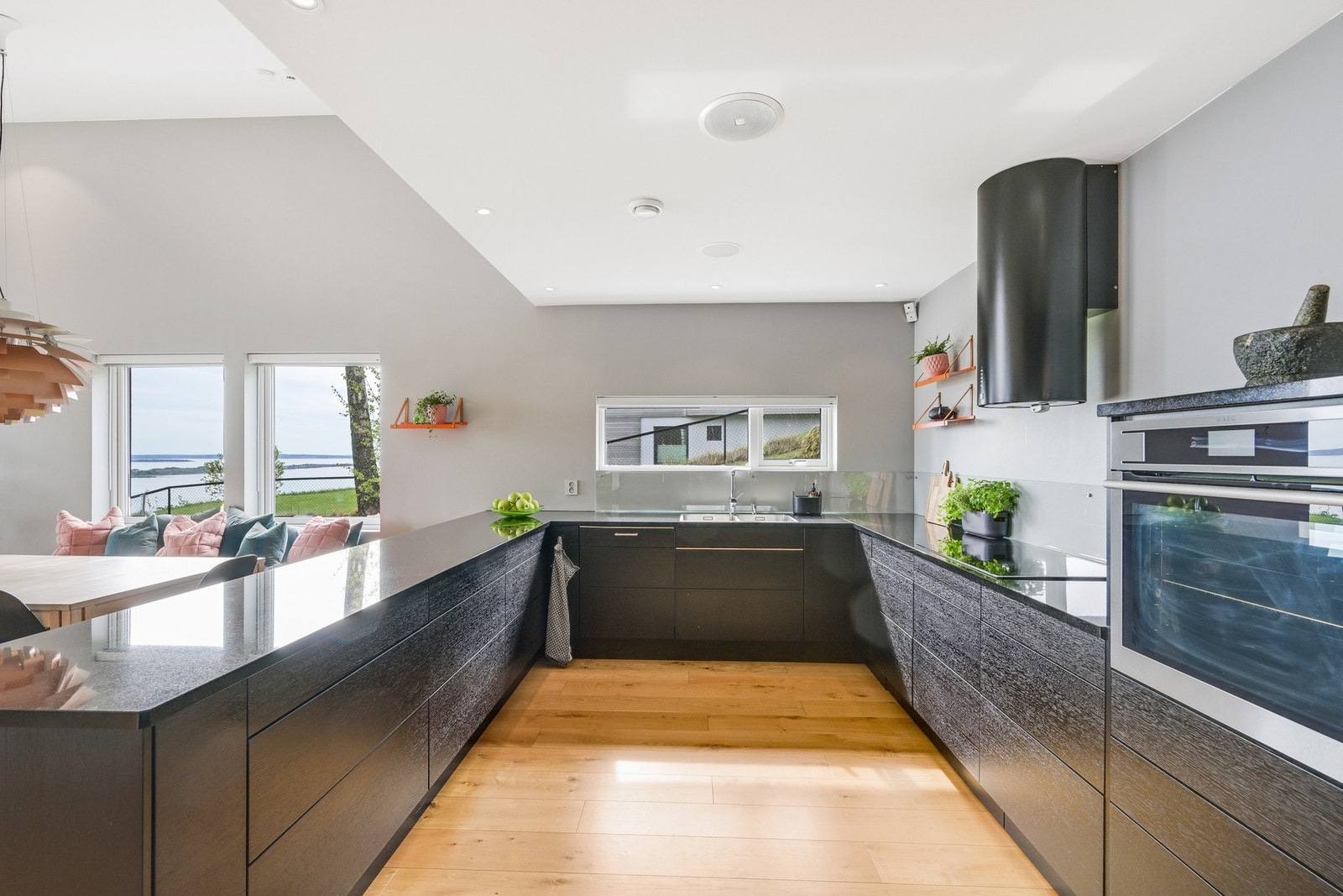 Innredningen er levert av Sigdal, med sorte, glatte eikefronter, softclose-funksjon, skuffer i sokkelen og dobbel oppvaskkum nedfelt i en sort benkeplate av stein. Galleribilde