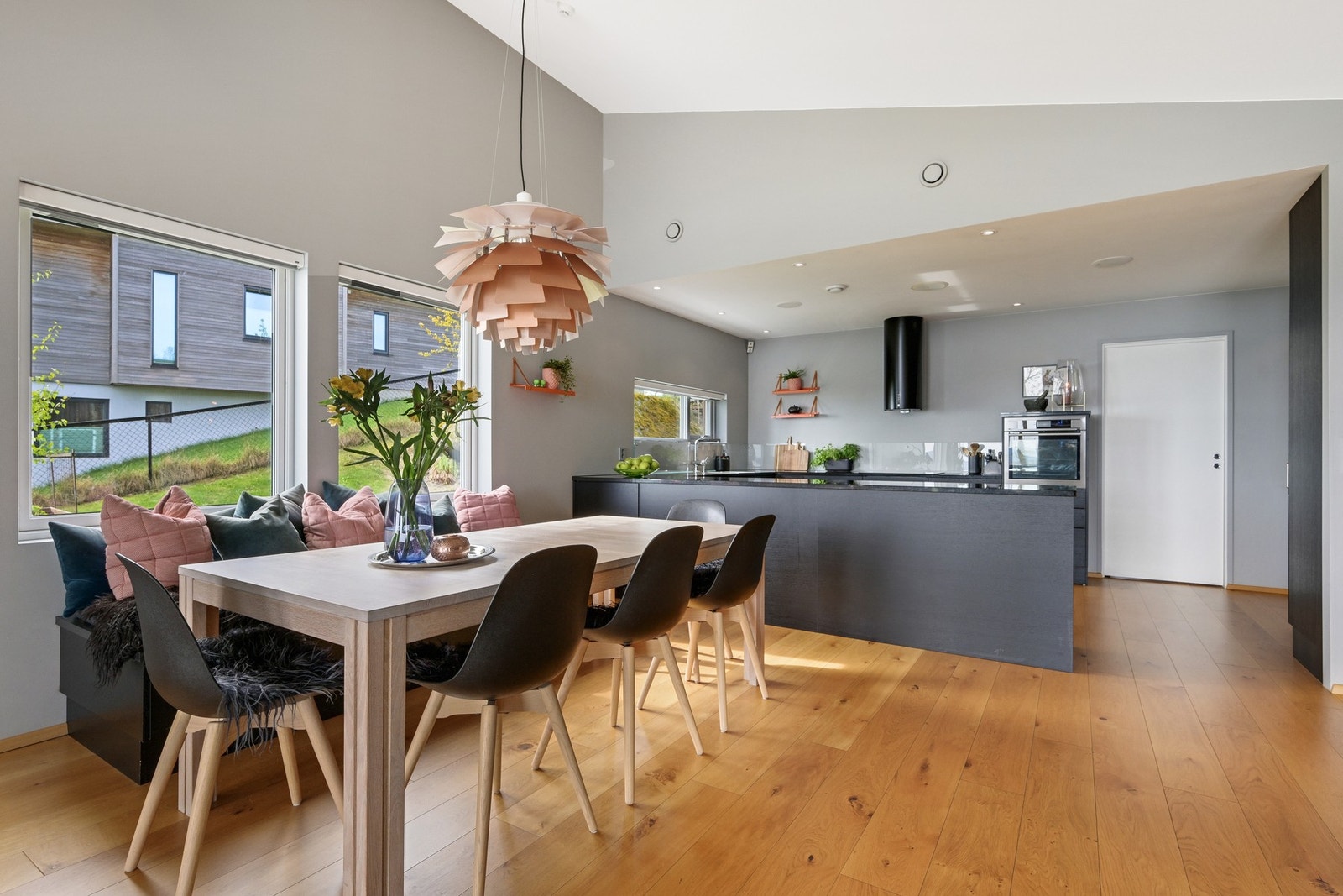 Møbleringsfriheten er meget god, og stuen er naturlig inndelt i ulike soner. Nærmest kjøkkenet samles venner og familie for hyggelige måltider rundt et langbord. Galleribilde