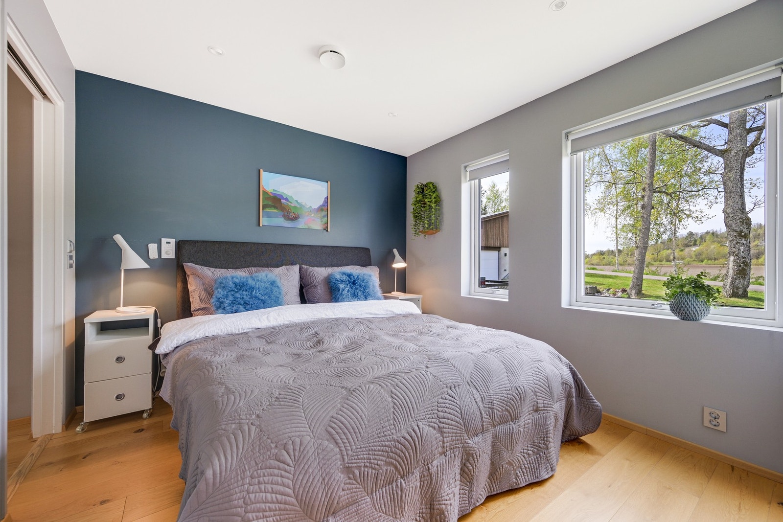 Tre pene soverom ligger sammen i den ene fløyen, med downlights og rullegardiner på store vinduer for god luftig sommerstid. Alle soverommene har innfelt ELKO Sound radio og høyttaler. Galleribilde