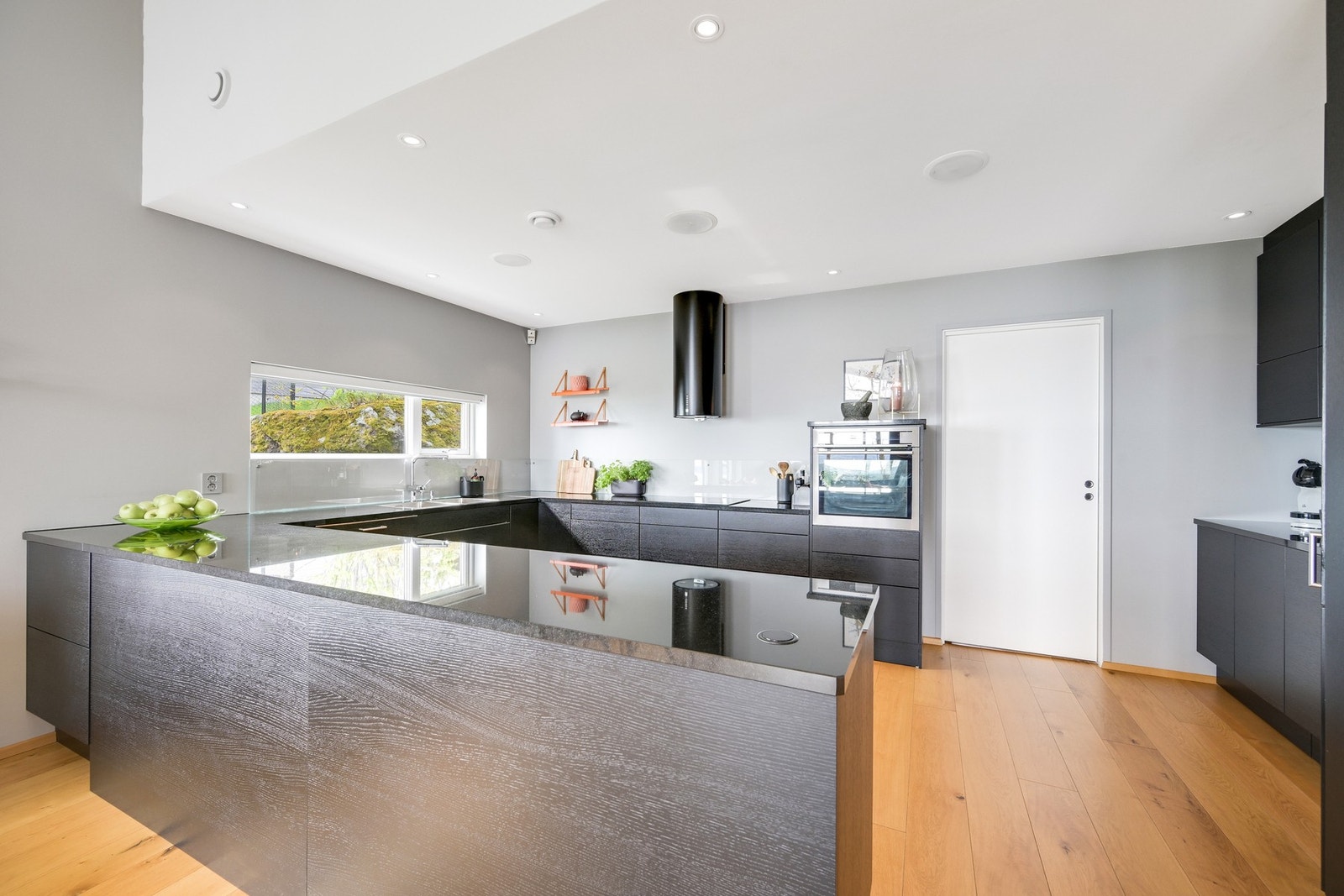 Kjøkkenet har en stor og stilren utforming, med gode arbeidsforhold og et topp moderne uttrykk. Galleribilde