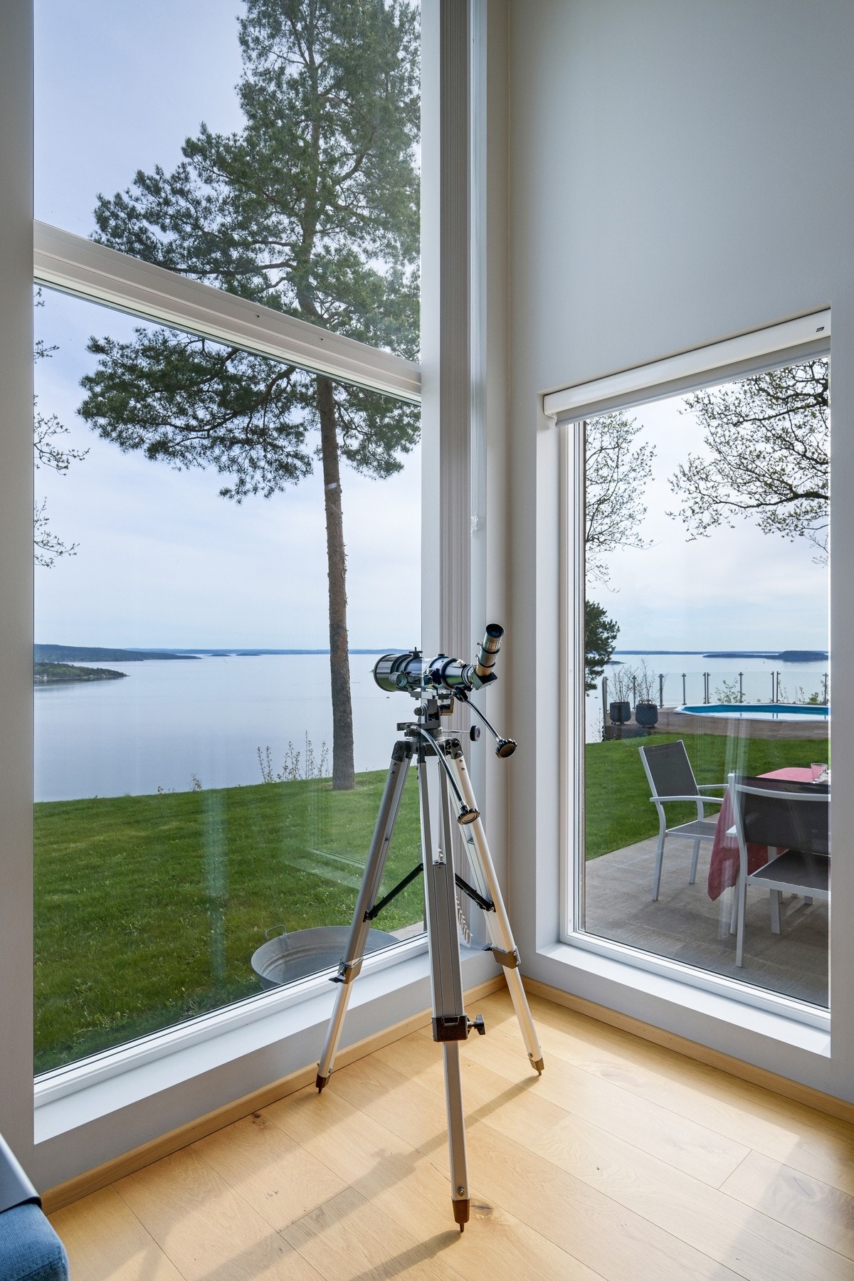 Stilen er smakfull, med downlights, gråmalte vegger og 1-stavs parkettgulv. Det er god plass til både kontorkrok og sofagruppe, og stuen er perfekt hvis man ønsker å trekke seg tilbake for litt egentid med en god bok eller film. Galleribilde