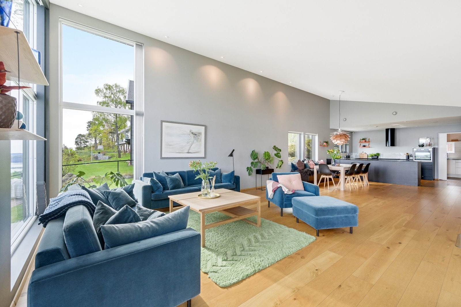 Sammen med alt lyset bidrar imponerende takhøyde til en herlig og luftig atmosfære Galleribilde