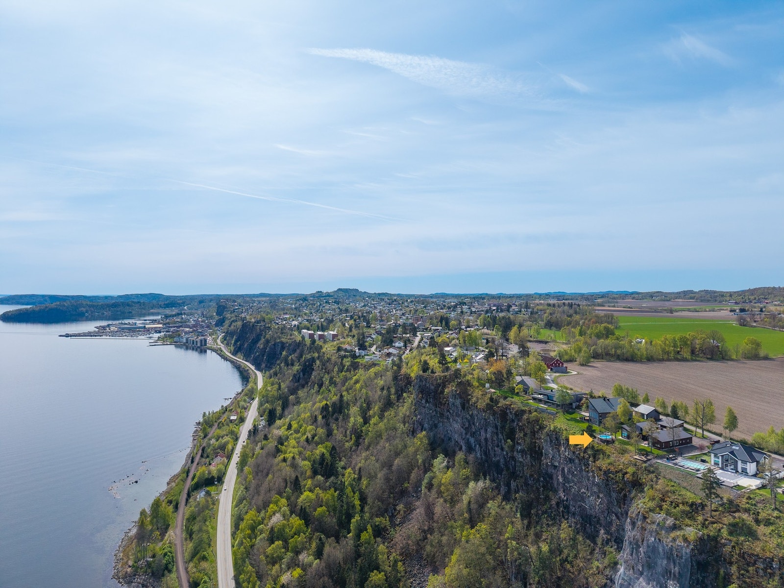 Tomten er på over ett mål; flat og solrik i første rekke mot fjorden Galleribilde