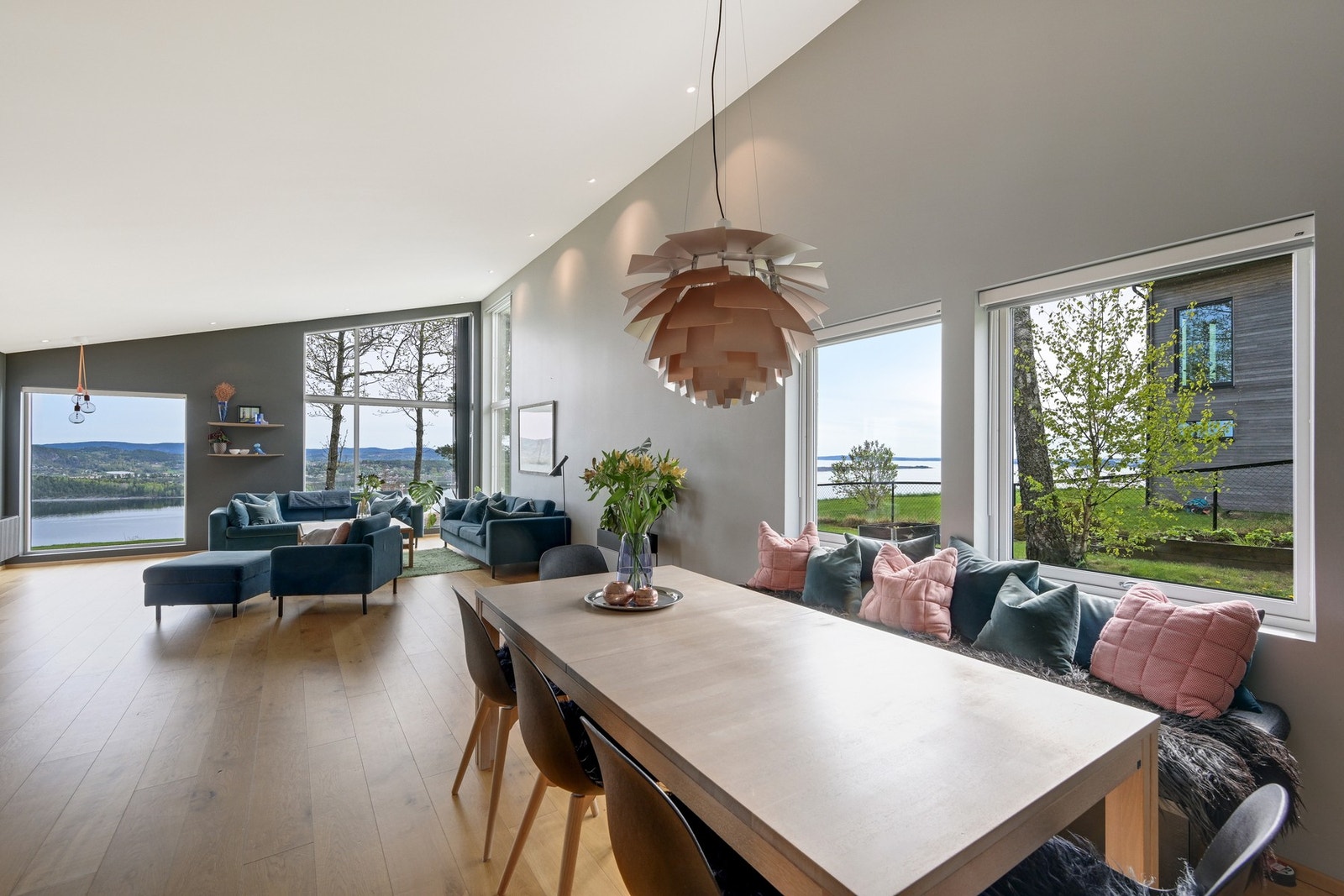 Innfelt i taket er det ELKO Sound 2-veis høyttalere, og 1-stavs parkett på gulvet kombineres med veggflater malt i grånyanser. Galleribilde