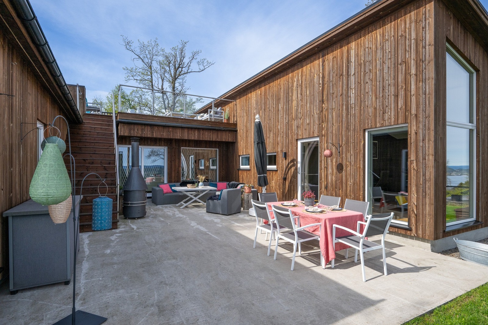 Fra tre sider av huset er det utgang til et støpt terrassedekke, et stort og skjermet uterom med god plass til diverse utemøblement. Galleribilde