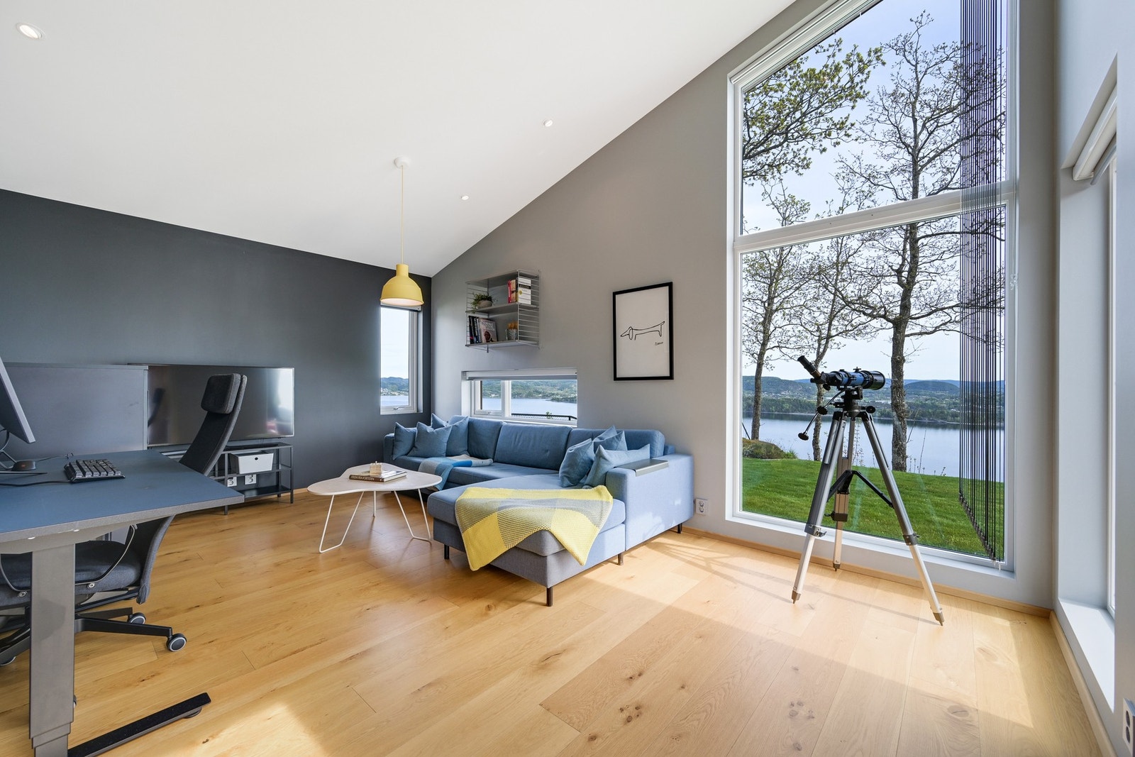 Innerst i fløyen med soverom har boligen et kjærkomment allrom for familien, et ekstra oppholdsrom til lek, vennebesøk og avslapning. Her er det høyt under taket, og store vinduer gir gode lys- og utsiktsforhold i rommet. Galleribilde