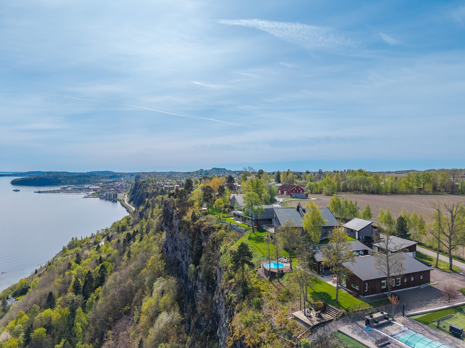 Basseng, dobbelgarasje, sol hele dagen og fantastisk fjordutsikt. Galleribilde