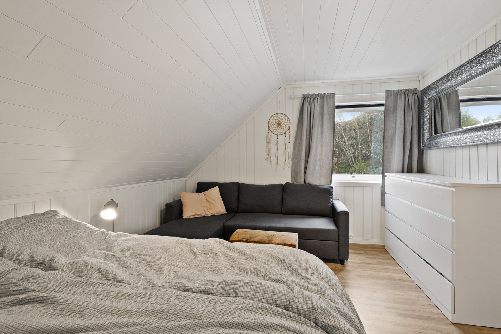 2. Etasje består av følgende rom: gang, bad, bod og 3 soverom. Galleribilde