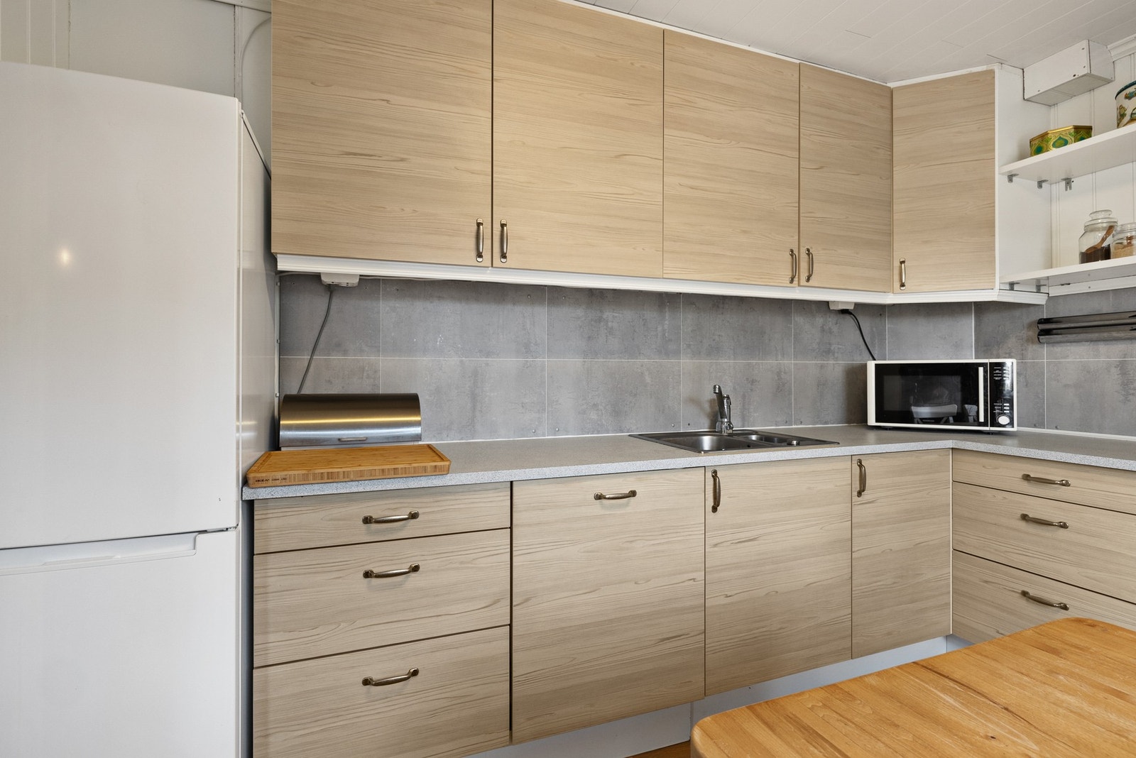 Godt med skap- og benkeplass. Galleribilde