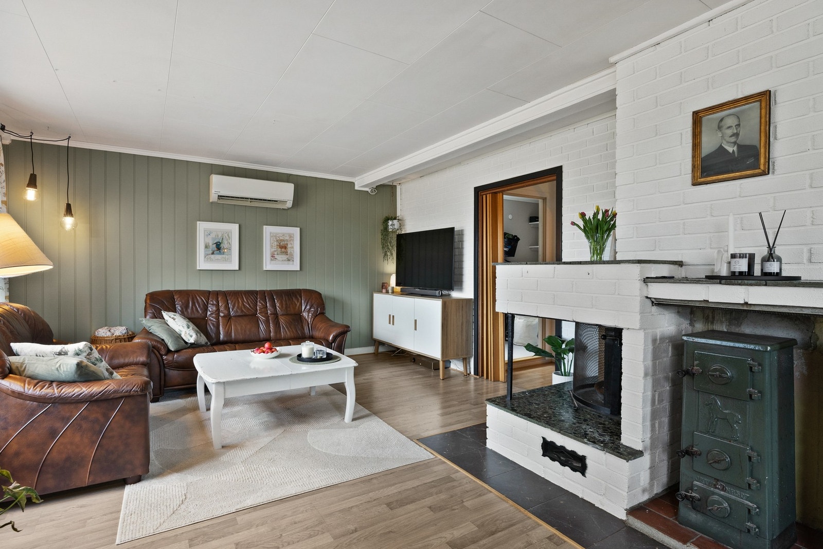 Boligen varmes opp via elektrisitet, varmepumpe og vedfyring. Galleribilde