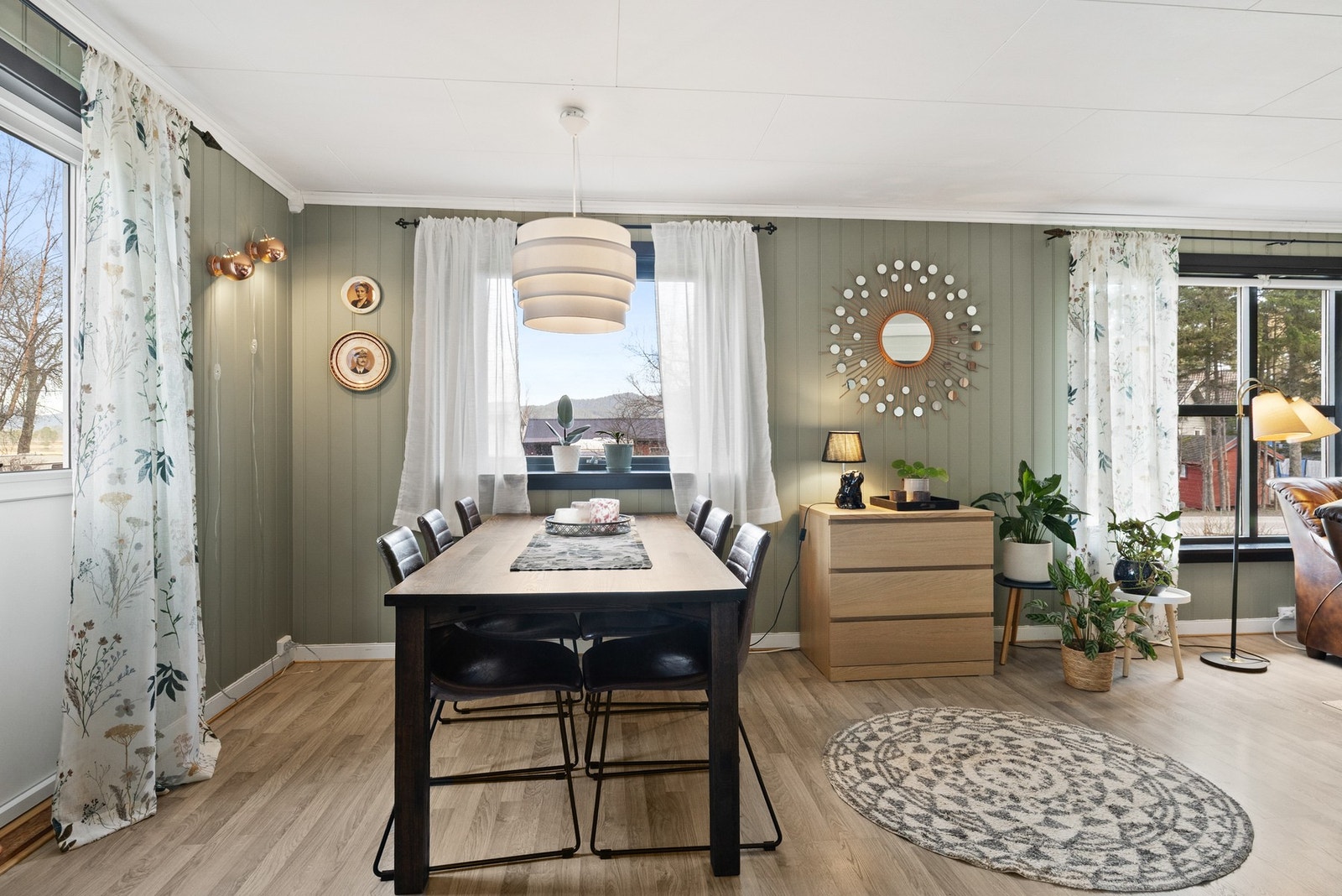 Sone for spisegruppe med tilhørende møblement. Galleribilde