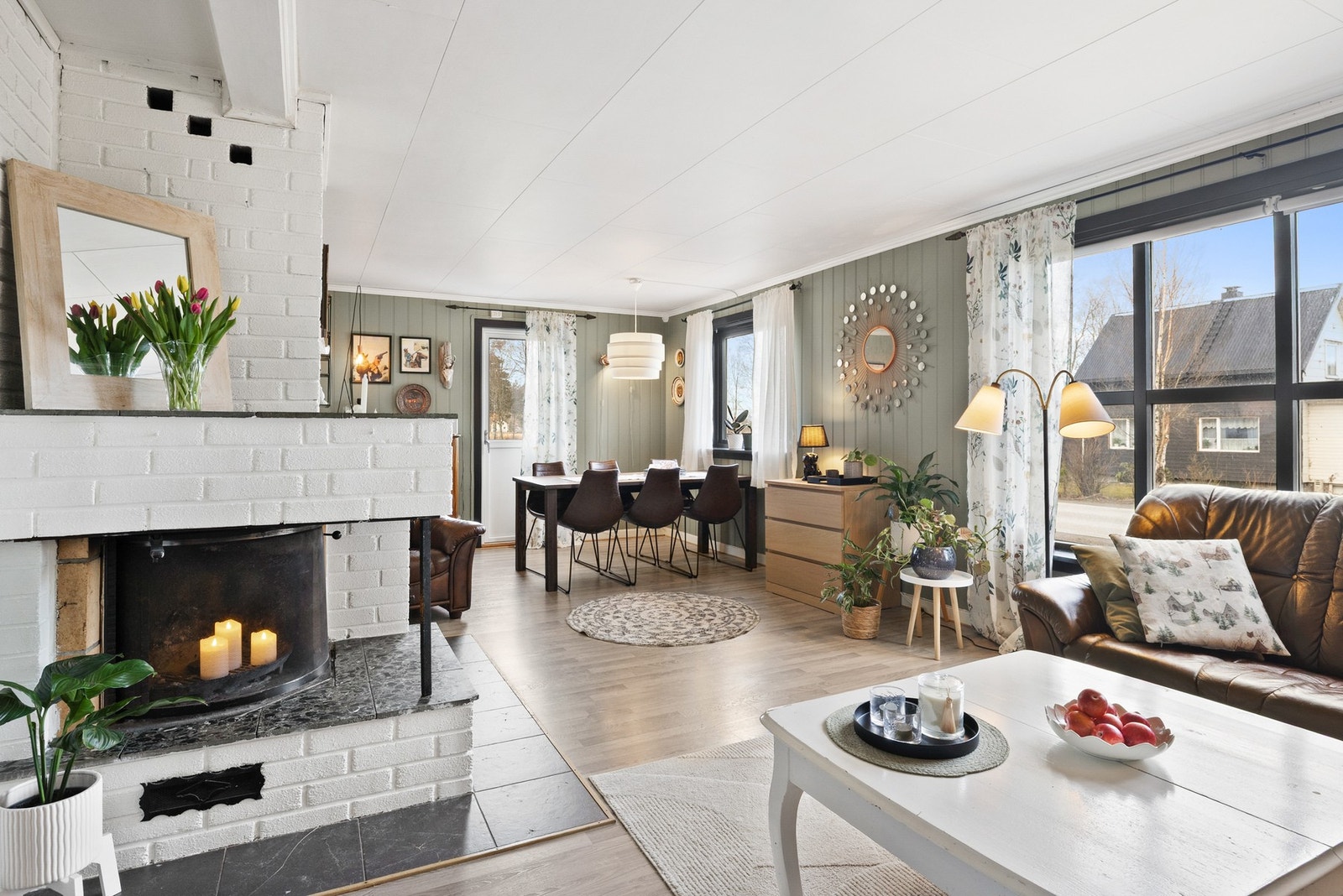 1. Etasje består av følgende rom: VF, vaskerom, stue og kjøkken. Galleribilde