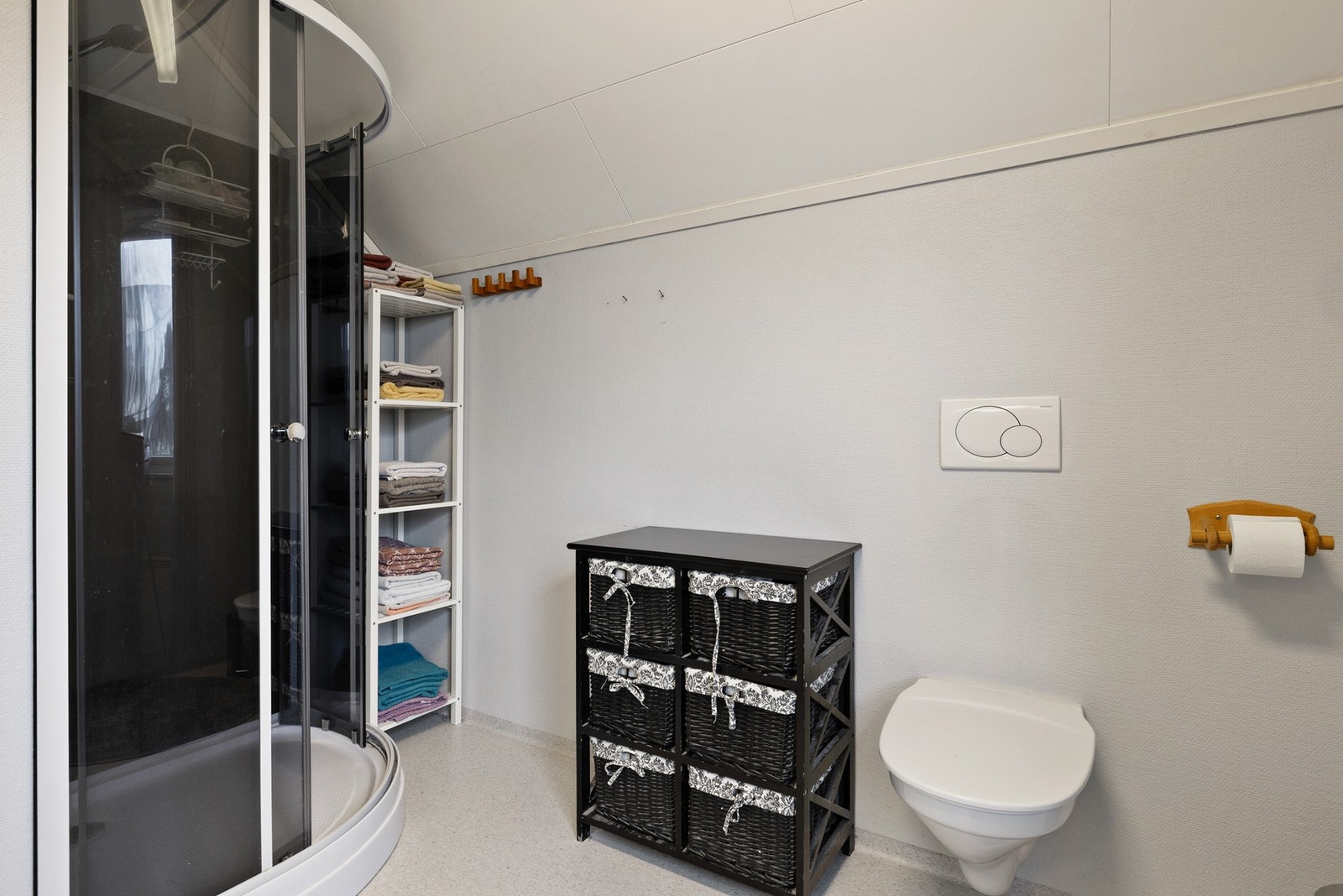 Bad med standard fra 2003. Nytt dusjkabinett i 2019. Galleribilde