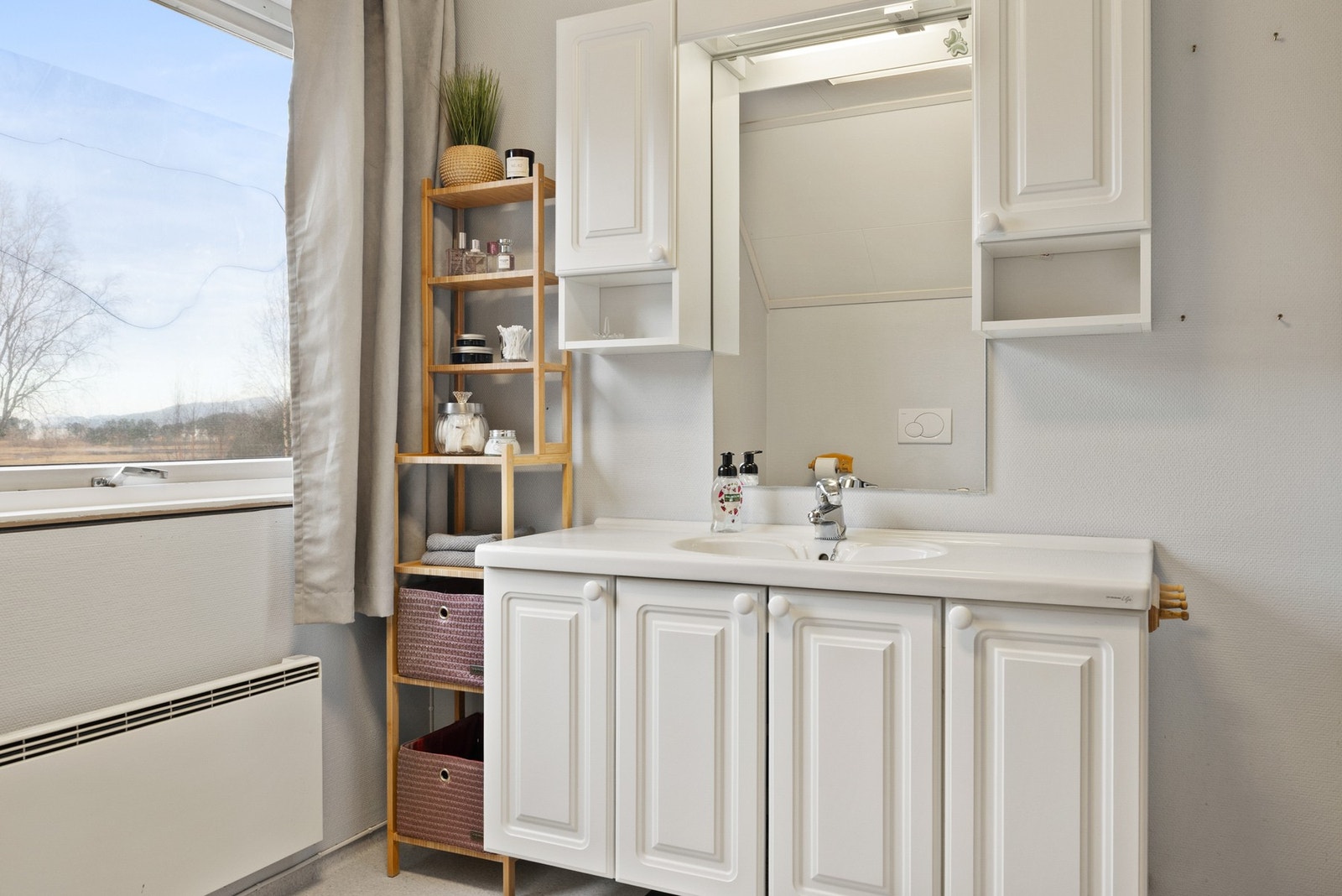 Vinylbelegg på gulv, malt strie vegger og hvitmalte trefiberplater i himling. Galleribilde