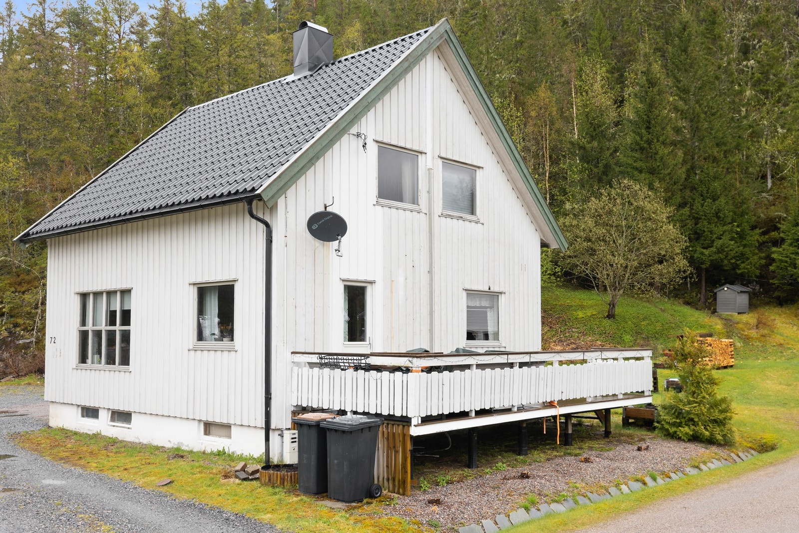 Enebolig på Sørsida med utsikt over Namsen, ca. 500 meter fra Lauvhammerkrysset i landlig område. Galleribilde