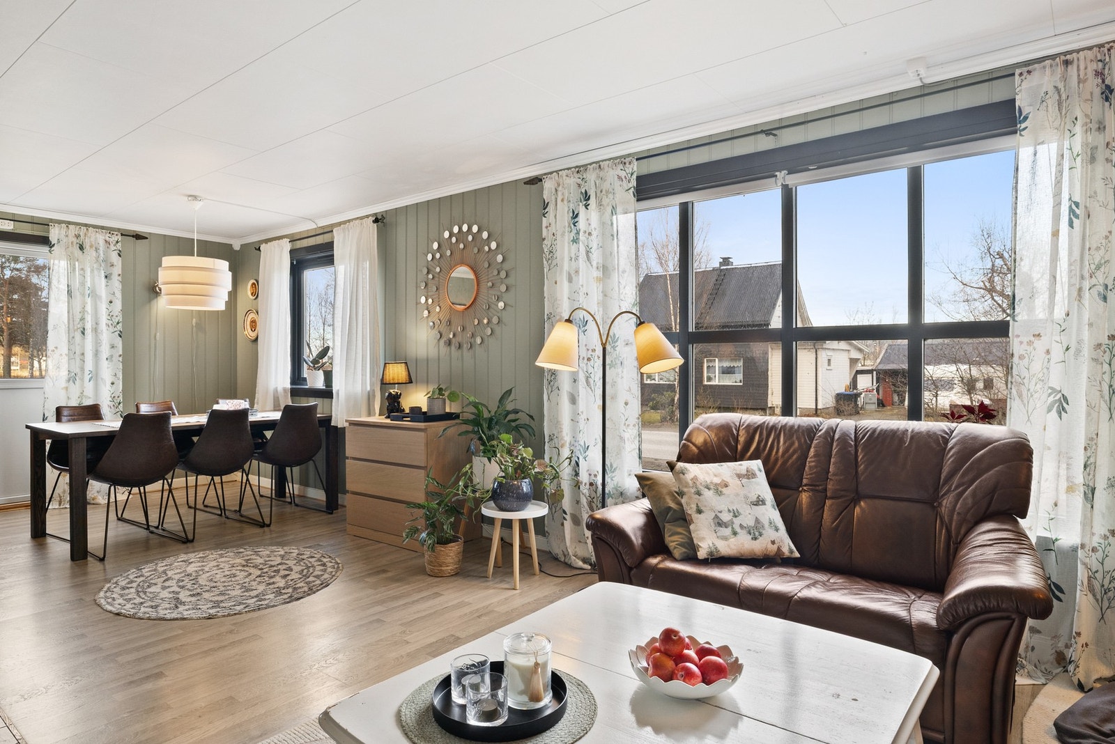 Store vindusoverflater gir rikelig med lysinslipp. Galleribilde