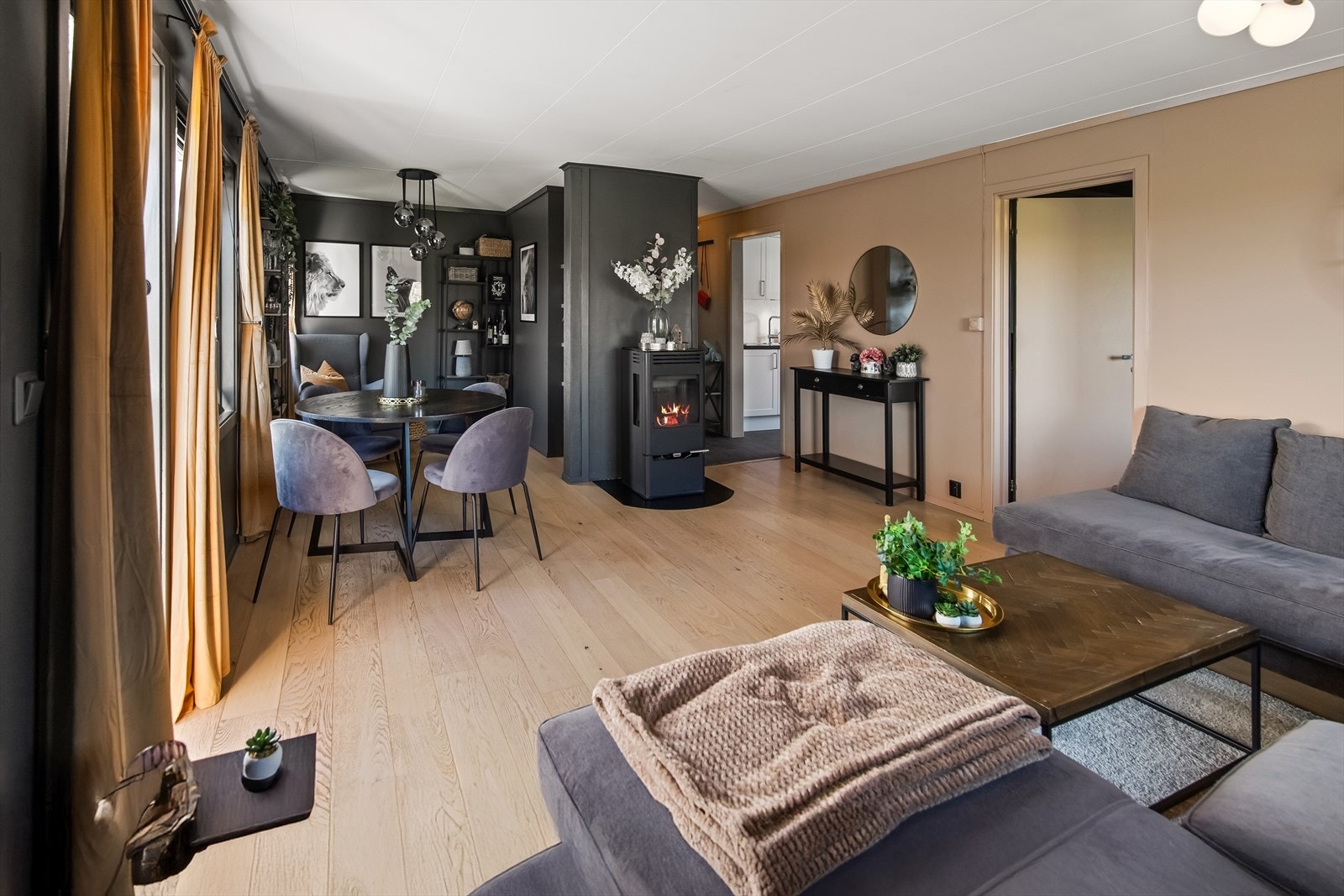 Stuen er av god størrelse og har fint plass til sofagruppe og spisestue. Galleribilde