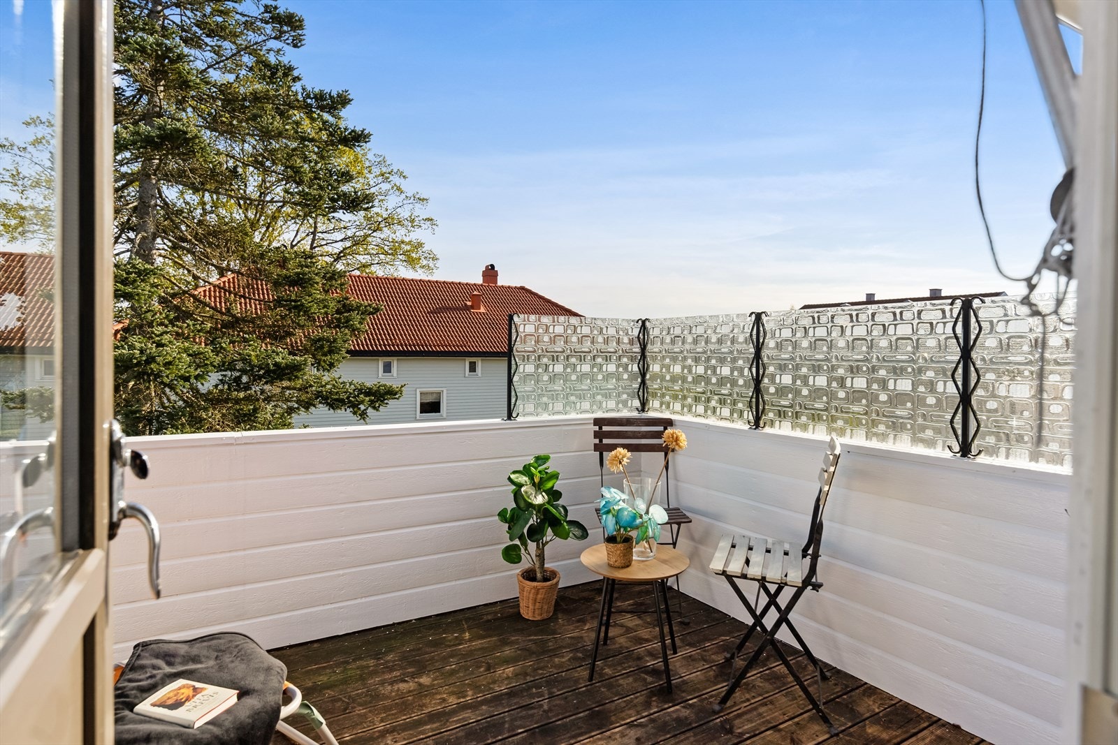 Her er det plass til både utemøbler og grill. Det er sol fra formiddagen til langt utpå kvelden. Galleribilde