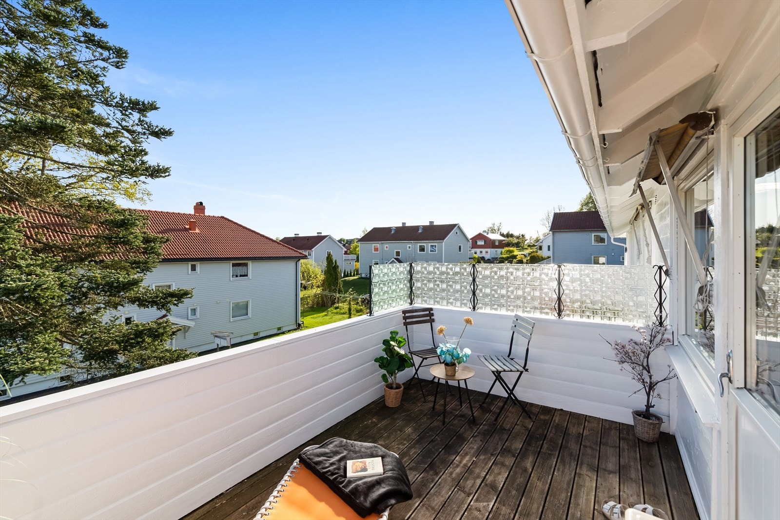 Romslig, vestvendt og meget solrik balkong med areal på 10 m² og adkomst via balkongdør i stue. Galleribilde