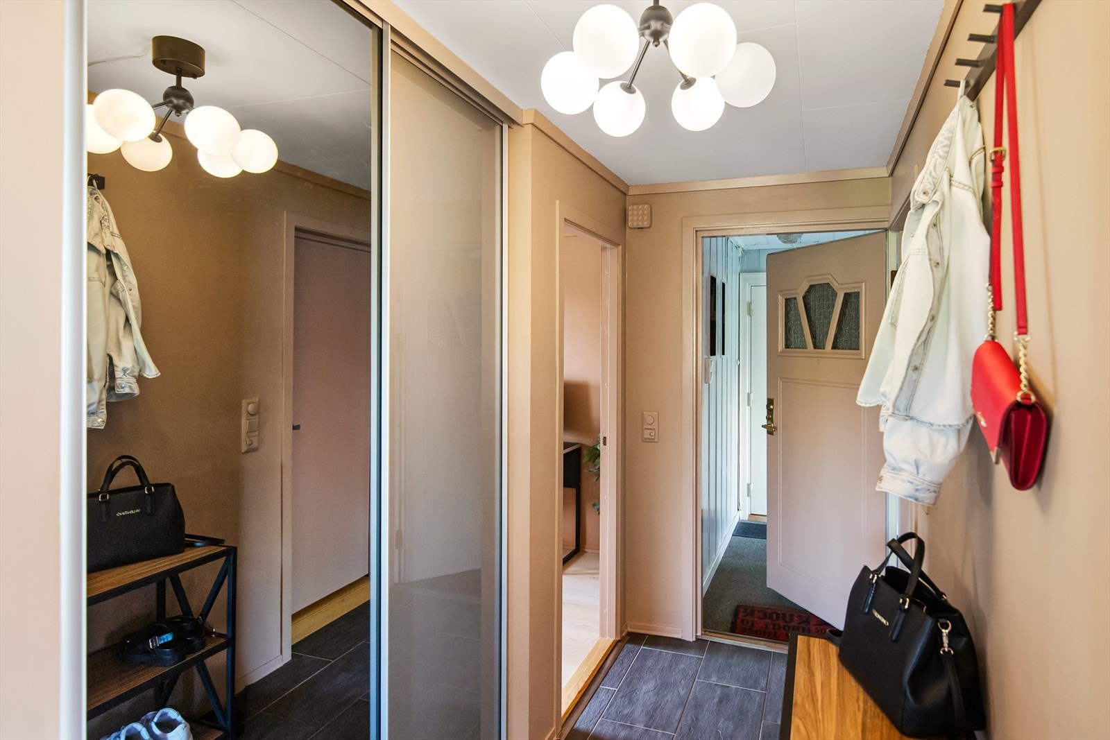 Her er det god plass til oppheng av yttertøy og plassering av sko som er i daglig bruk. Praktisk skyvedørsgarderobe med speilfronter. Galleribilde