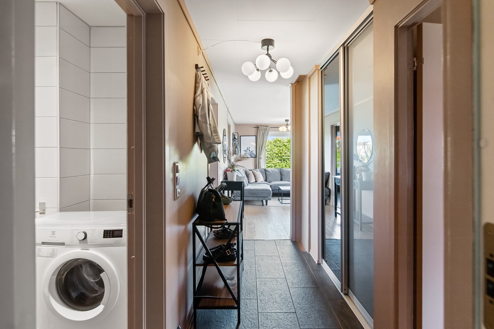 En hyggelig entre ønsker velkommen inn. Galleribilde