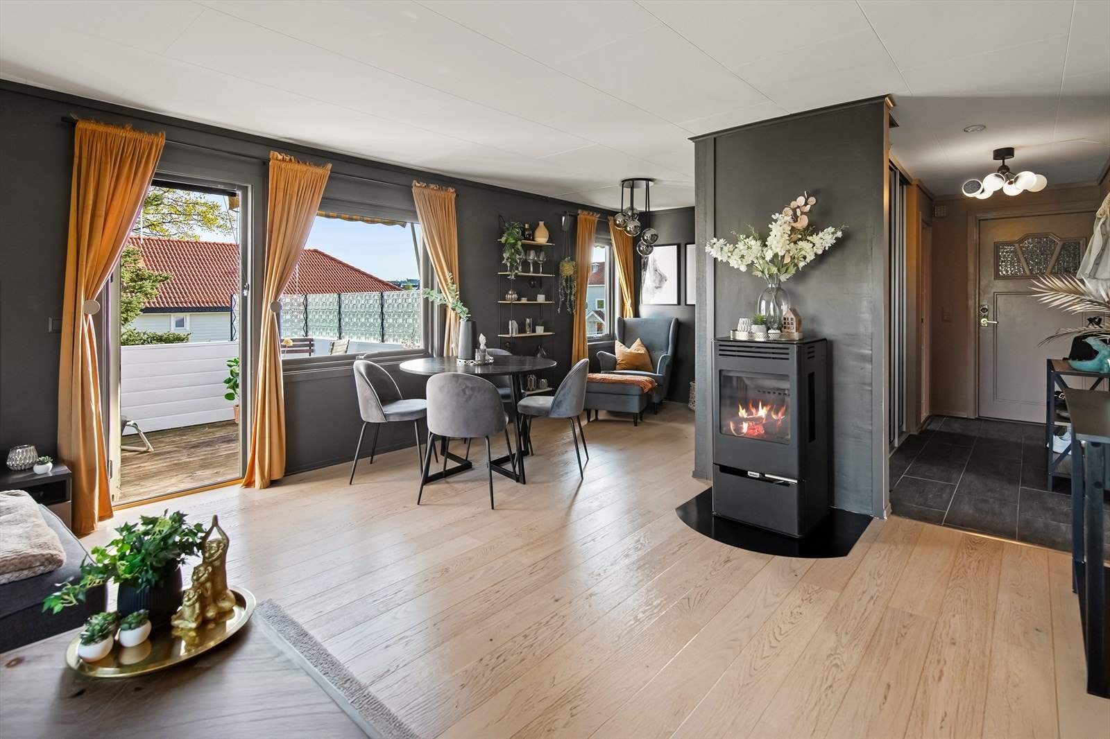 Stuen har vinduer mot syd og vest som gir godt med naturlig lys i oppholdssonen. Galleribilde