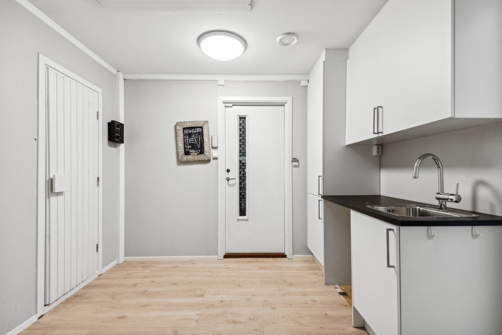 Eget vaskerom med adkomst til badstue og den ene garasjen! Galleribilde