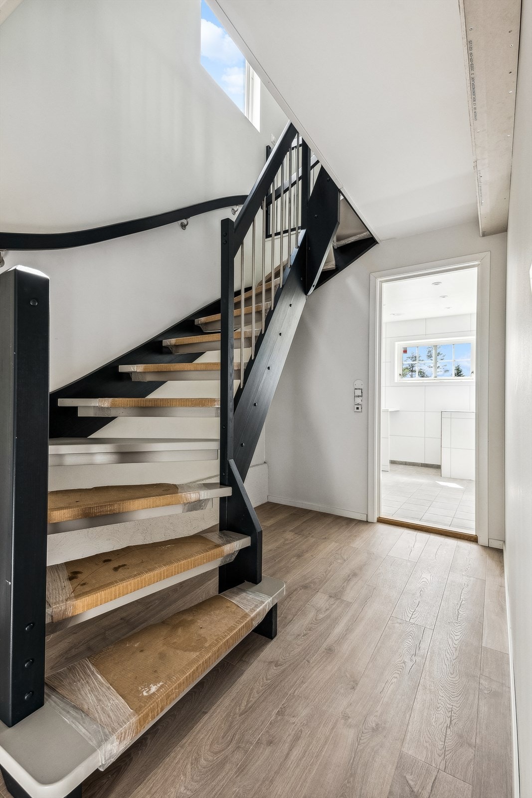 Egen inngang på utsiden av garasjen, herfra er det trapp opp stuen og kjøkkenet, samt 2 soverom. Galleribilde