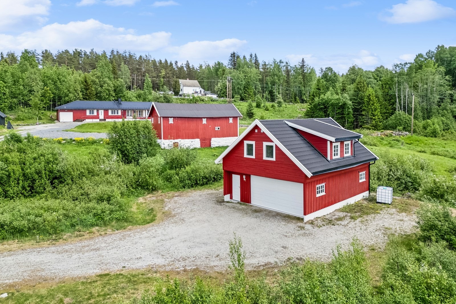 Garasjen sett fra utsiden med innredet 2.etasje. Galleribilde