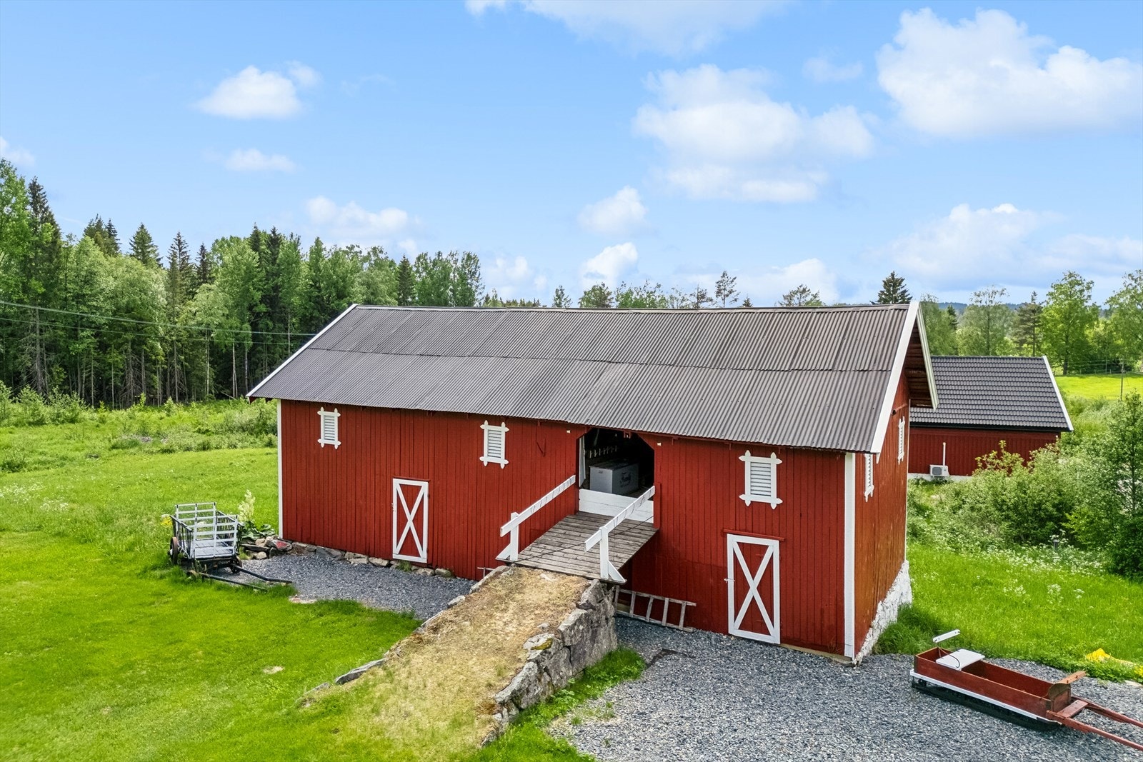 Stor låve på ca 166 kvadratmeter med lagringsplass og hyggelig samlingspunkt i andre etasje. Galleribilde