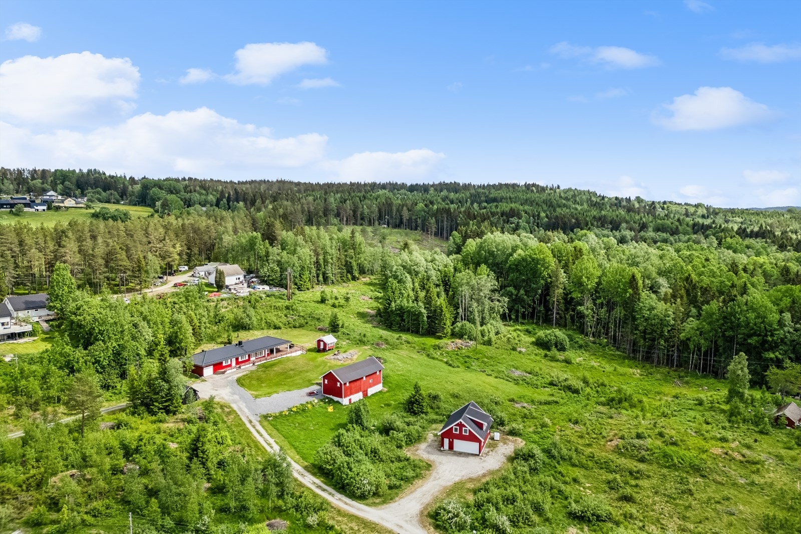 En flott og innholdsrike eiendom med bla enebolig, stabbur, låve og flere garasjer! Galleribilde