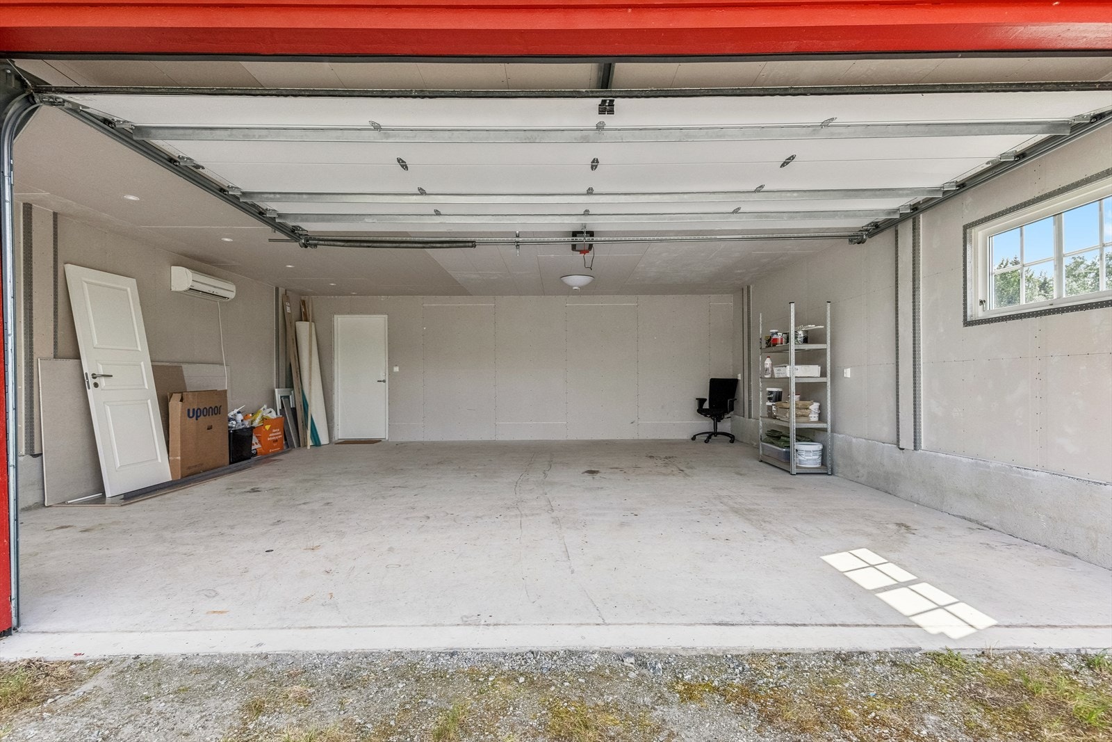 Flott dobbelgarasje med elektrisk port og varmepumpe. Galleribilde