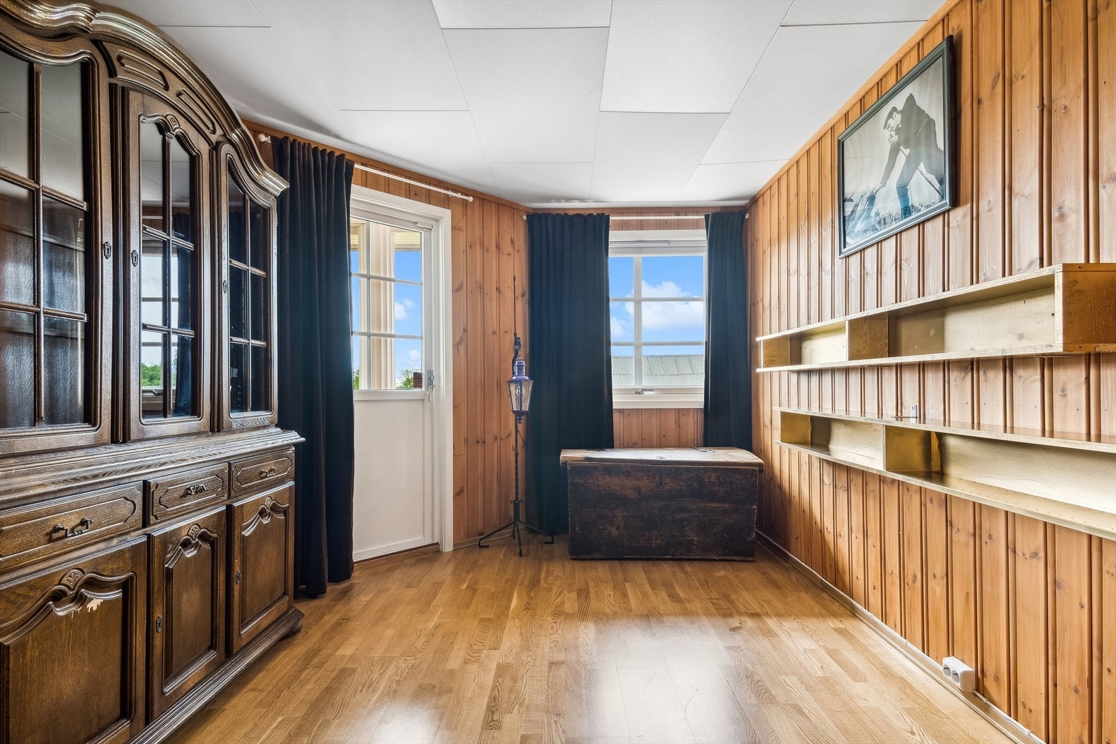 Utgang til terrassen i enden av stuen, her er det god plass til ytterligere oppbevaring og møblement. Galleribilde