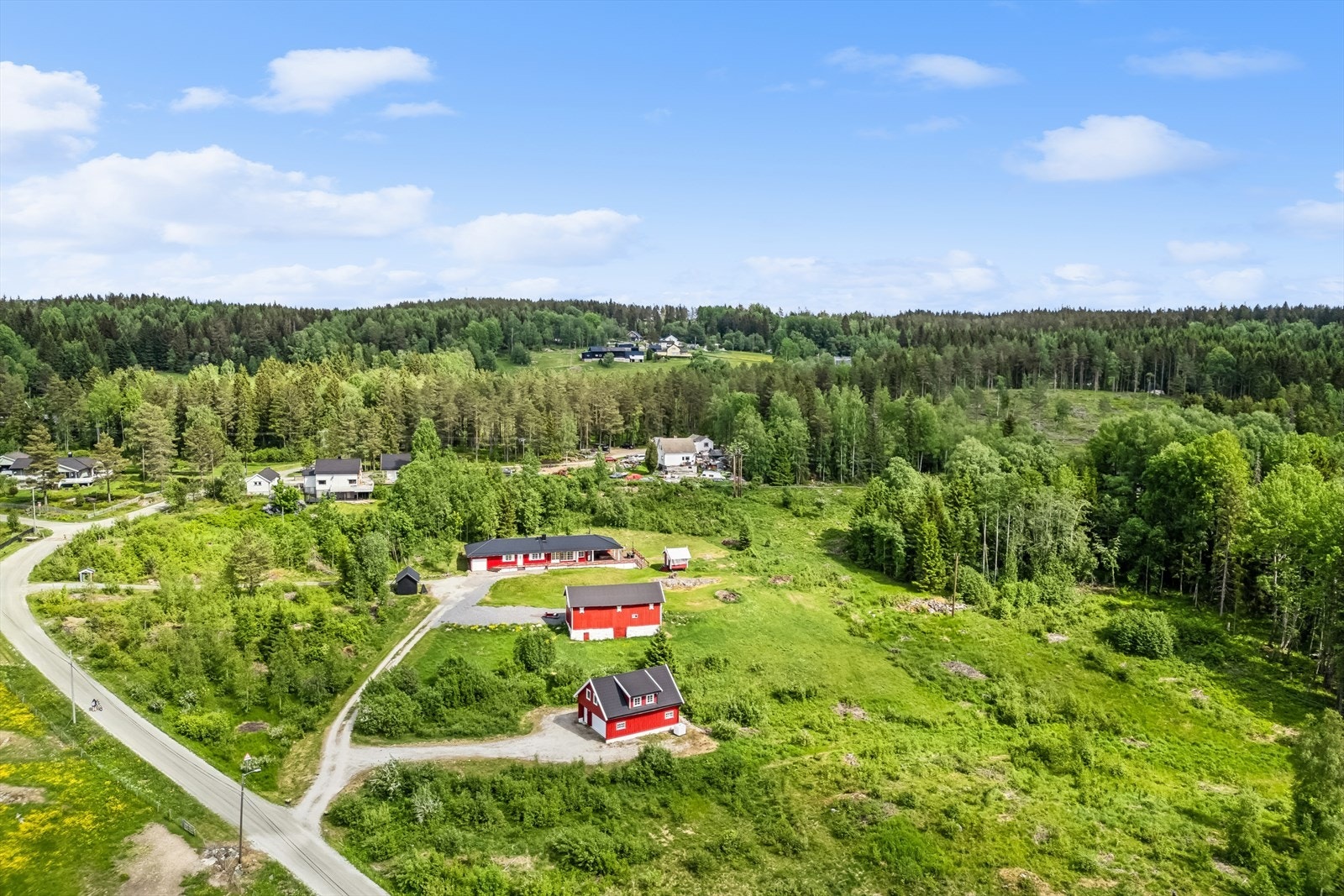 Det er ca 8 km til Sundet som ligger flott og idyllisk til langs Vorma. Sundet som er kommunesentrum med godt utvalg av matbutikker, post i butikk, apotek, treningssenter, vinmonopol, bensinstasjon og andre butikker. Galleribilde