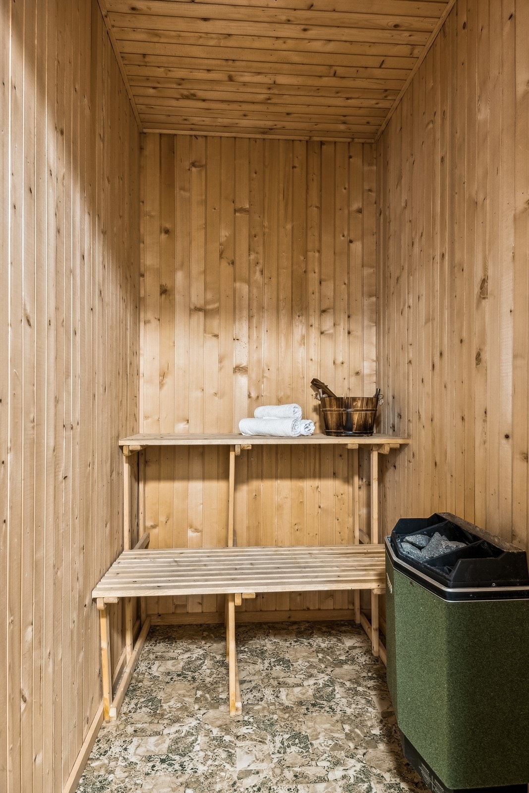Badstue med trebenker og ovn. Galleribilde
