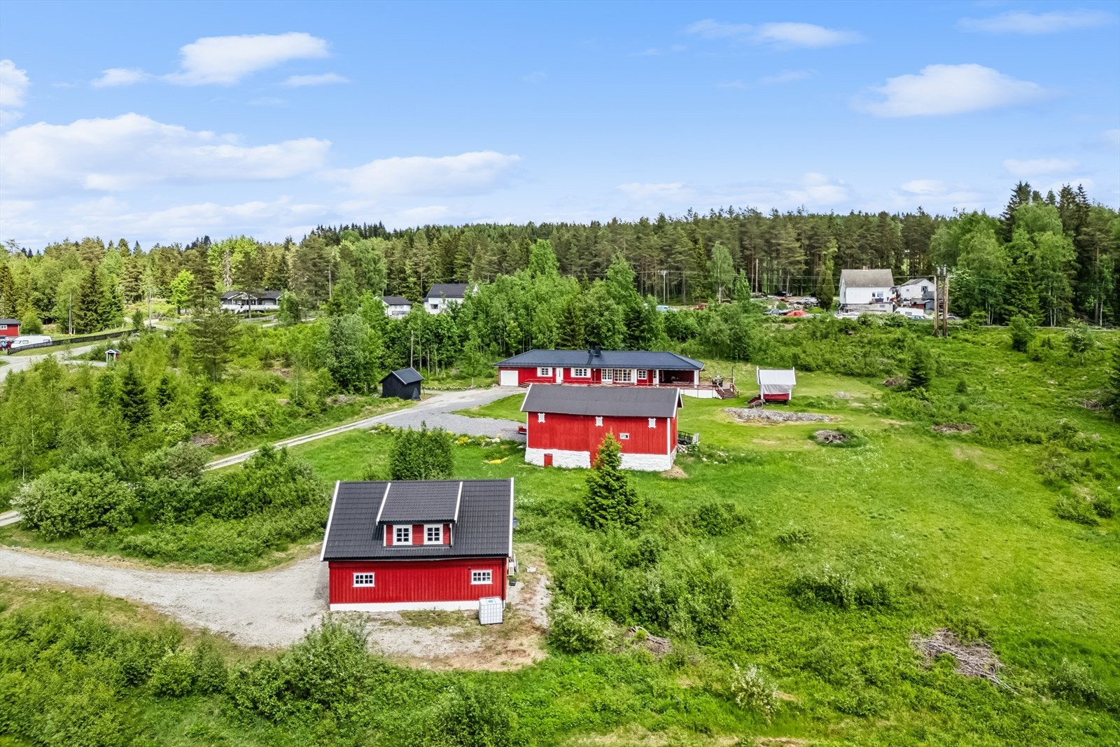 Det er ca 15 min med bil til Råholt Bad og til Råholt kjøpesenter Amfi som er flott og moderne med over 50 butikker, post, vinmonopol, og serveringssteder og treningssenter. Galleribilde