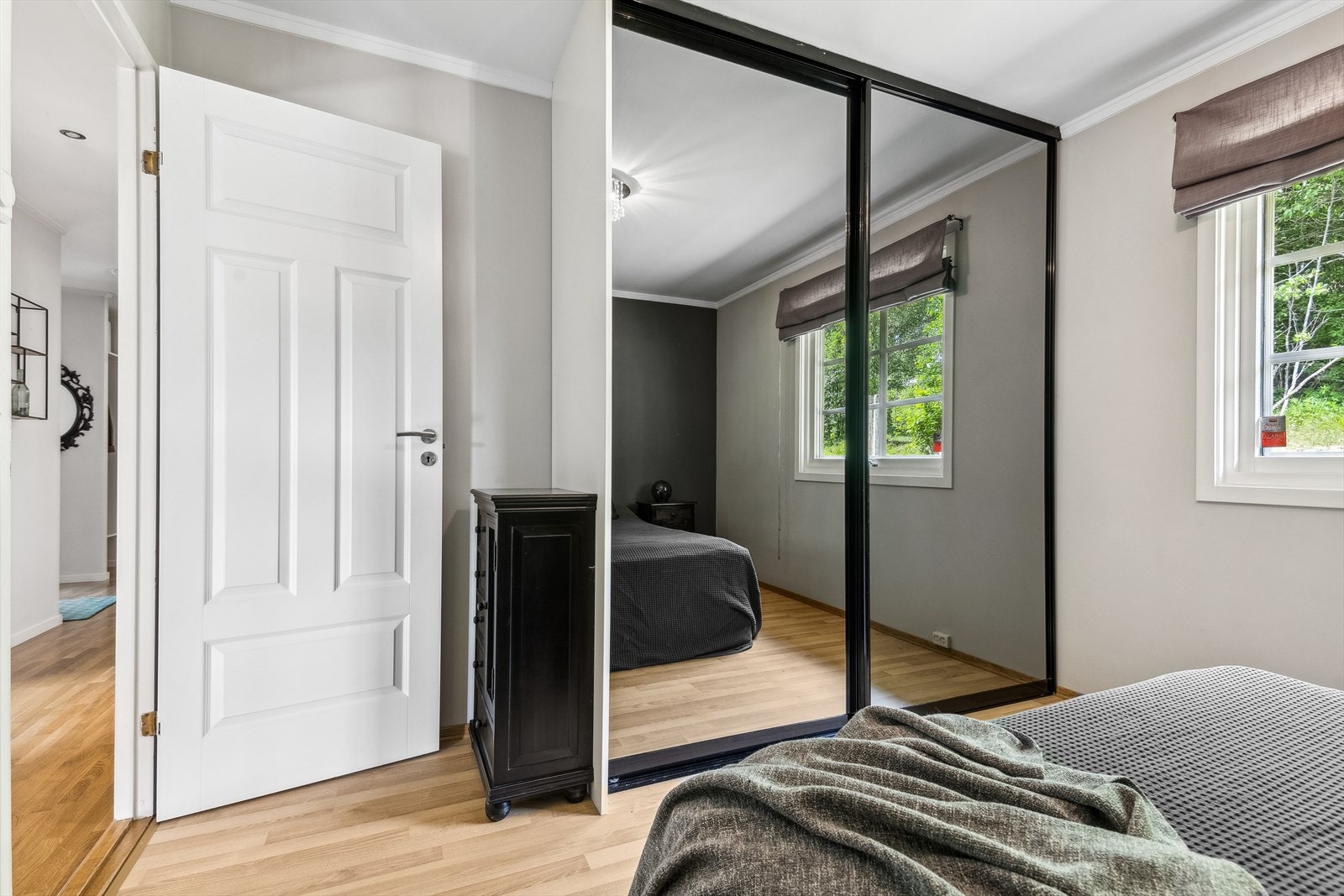 Hovedsoverommet har en fin skyvedørsgarderobe med speilfronter. Galleribilde