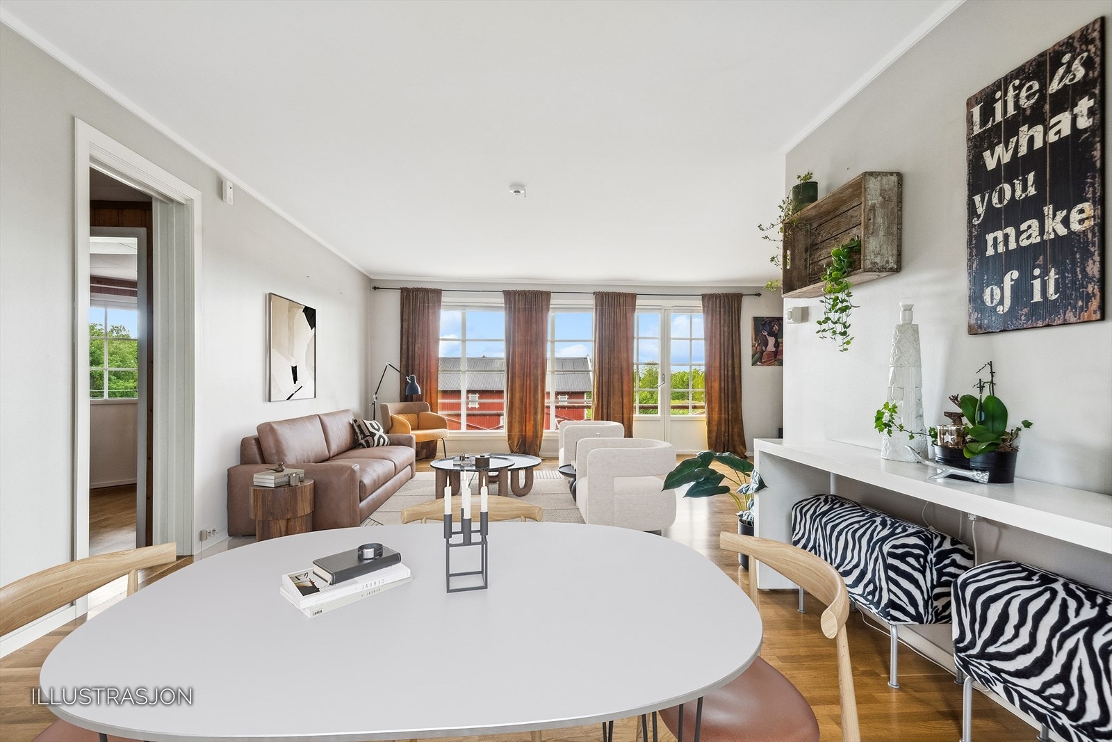 Stuen er av god størrelse og her er det muligheter for både sofagruppe og spisestue. Galleribilde